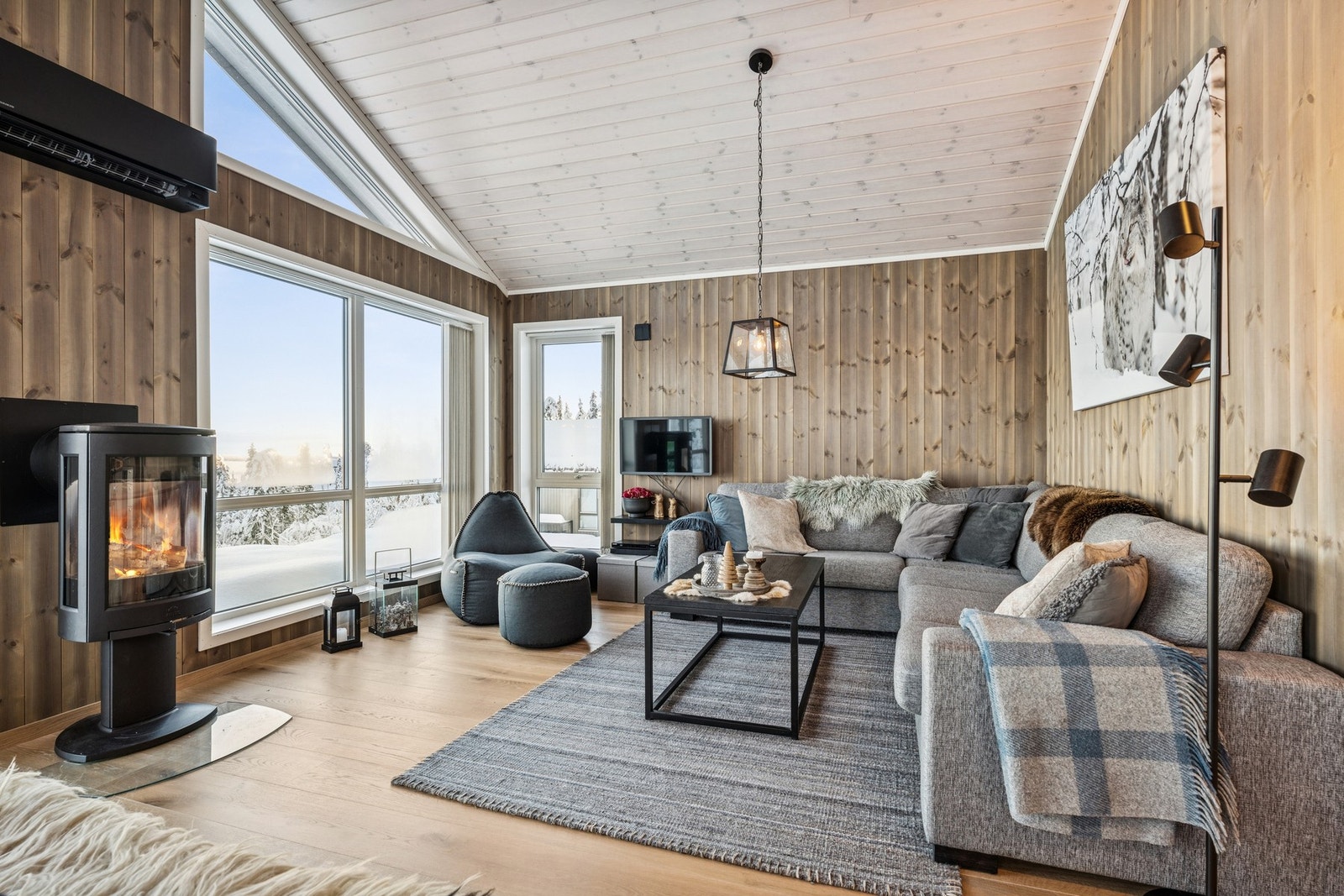 Lyst og luftig stue med fine møbleringsmuligheter og godt med naturlig lys. Galleribilde