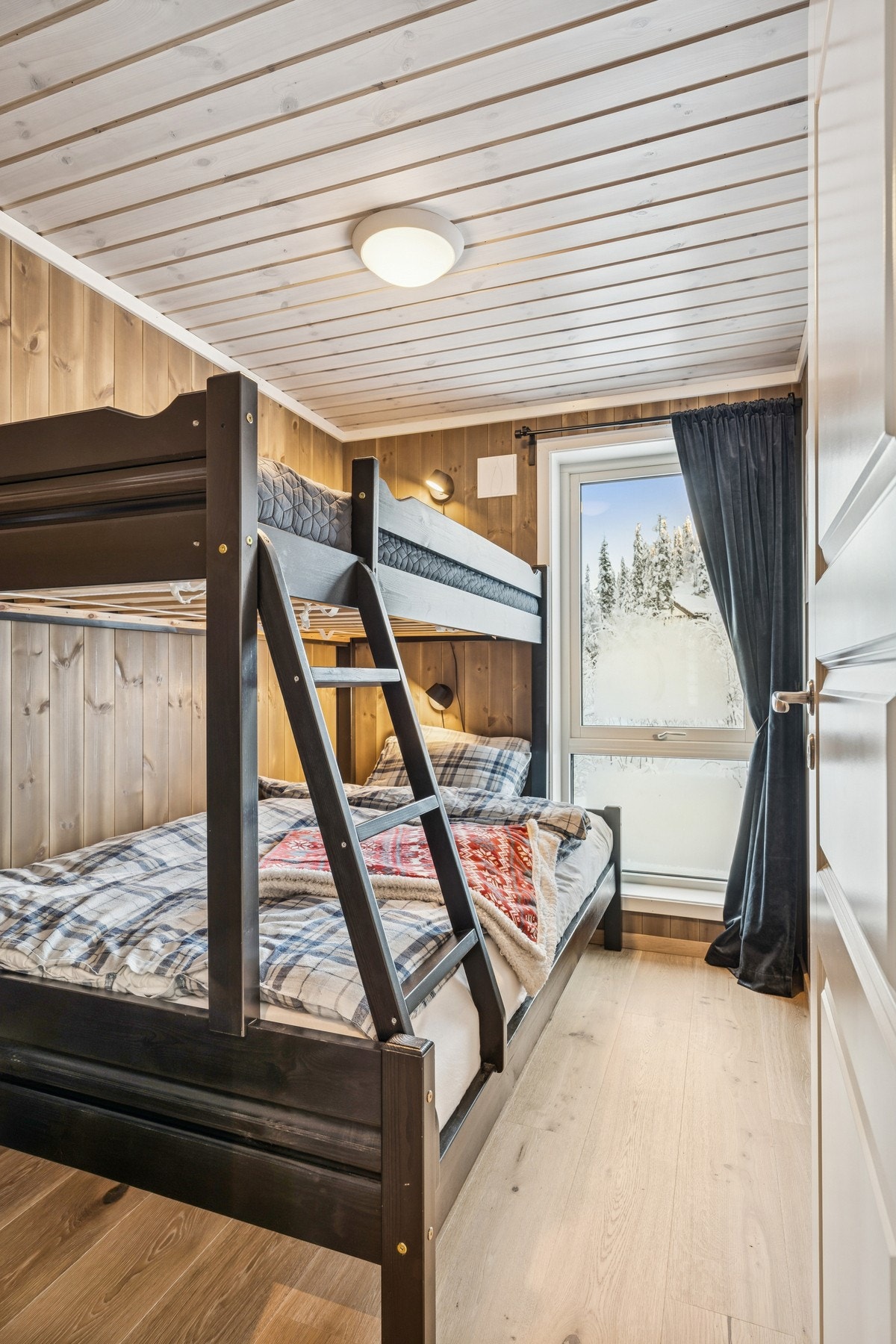 De to andre soverommene er innredet med køyeseng (dobbeltseng nederst og enkelt seng øverst). Galleribilde