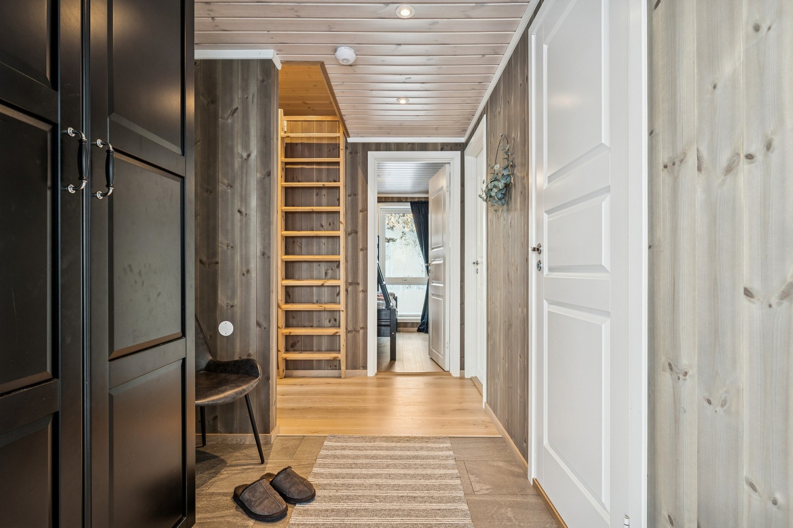 Fra gangen er det trapp opp til hemsen. Galleribilde