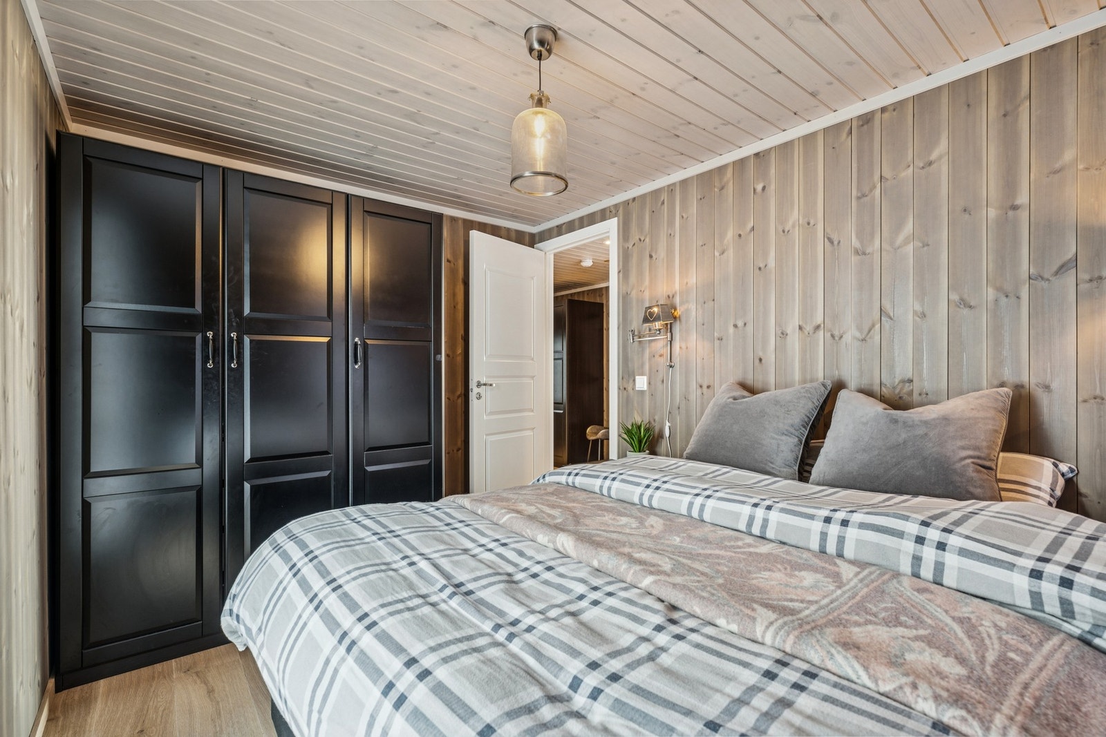 Hovedsoverommet er innredet med dobbeltseng og stor garderobe. Galleribilde