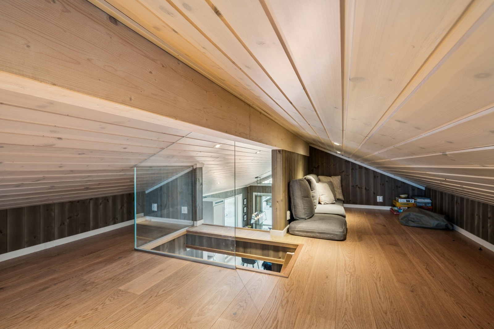 Hemsen er et perfekt sted for ekstra oppbevaring eller et kult sted for barna/ungdommen å være/leke. Galleribilde