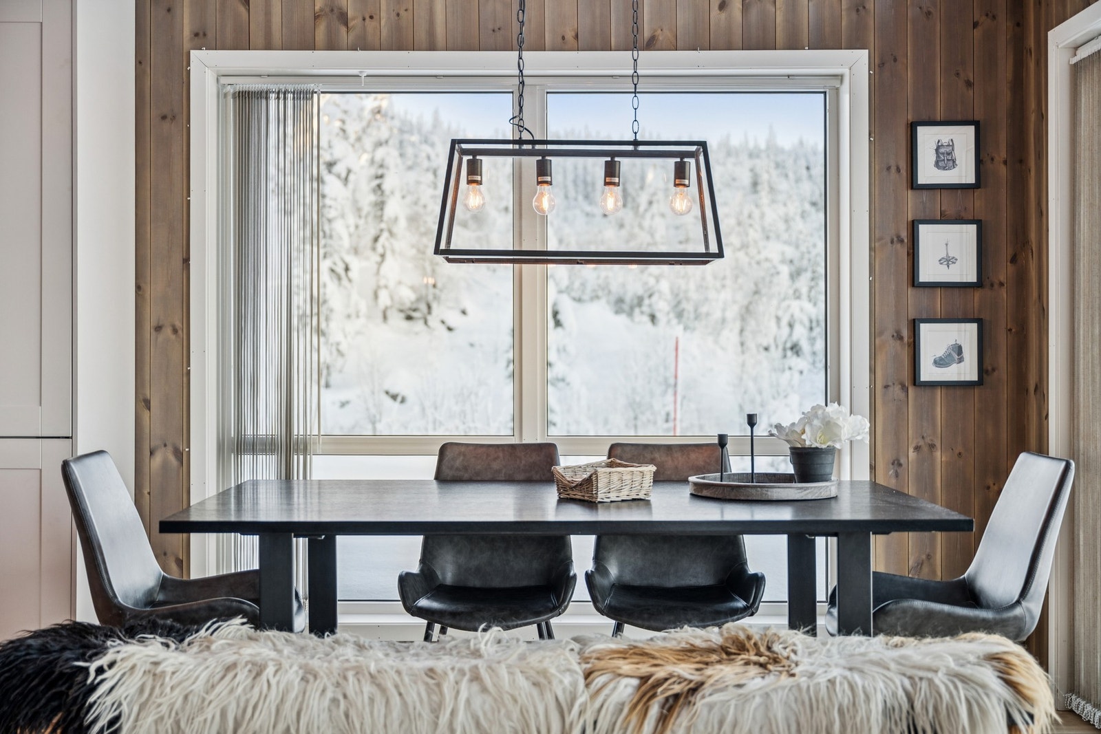 Samle familien rundt spisestuen etter en lang dag ute i skog og mark. Galleribilde