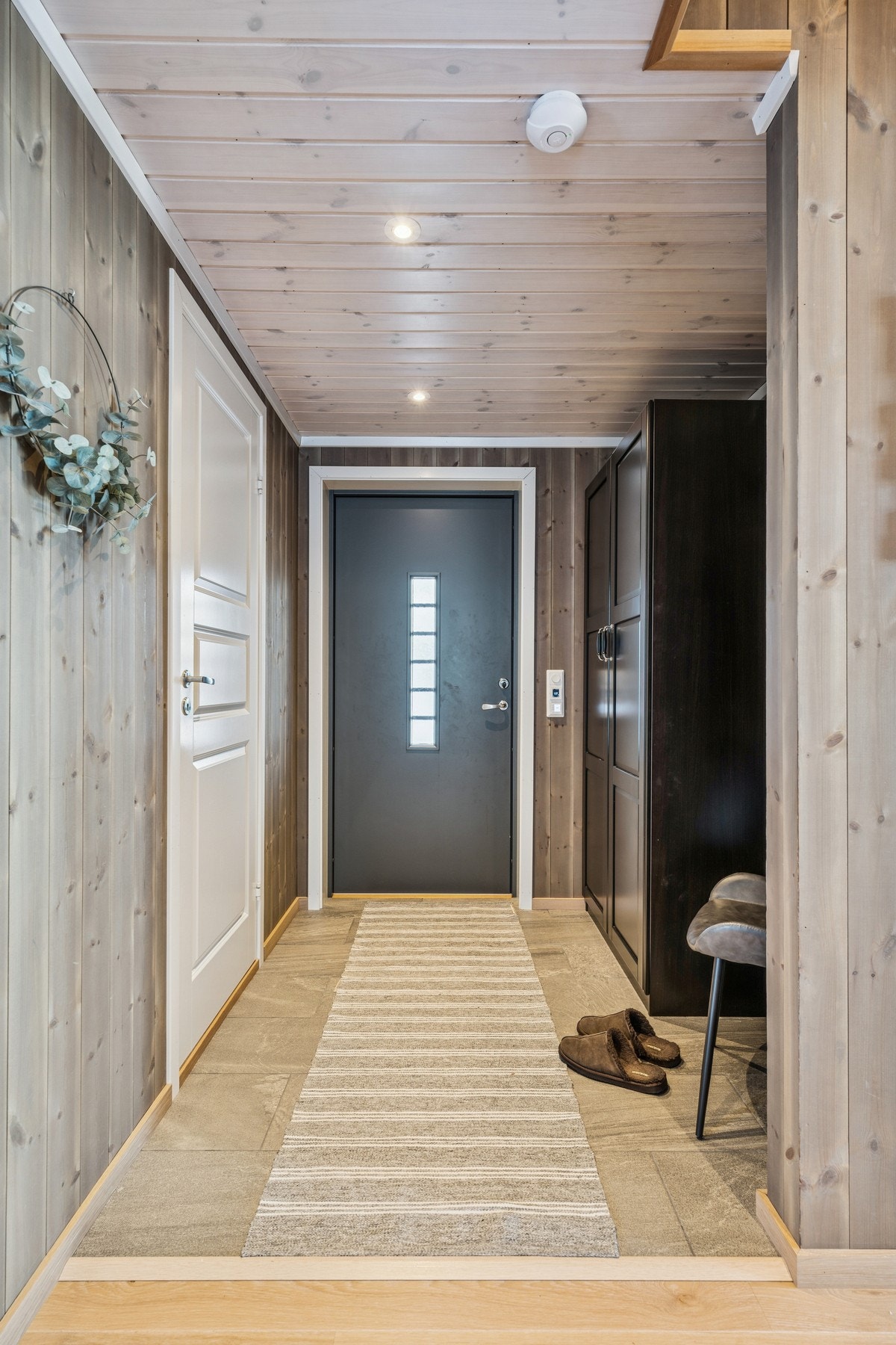 Entréen er lys og har fin plass til å hensette sko og yttertøy. Galleribilde