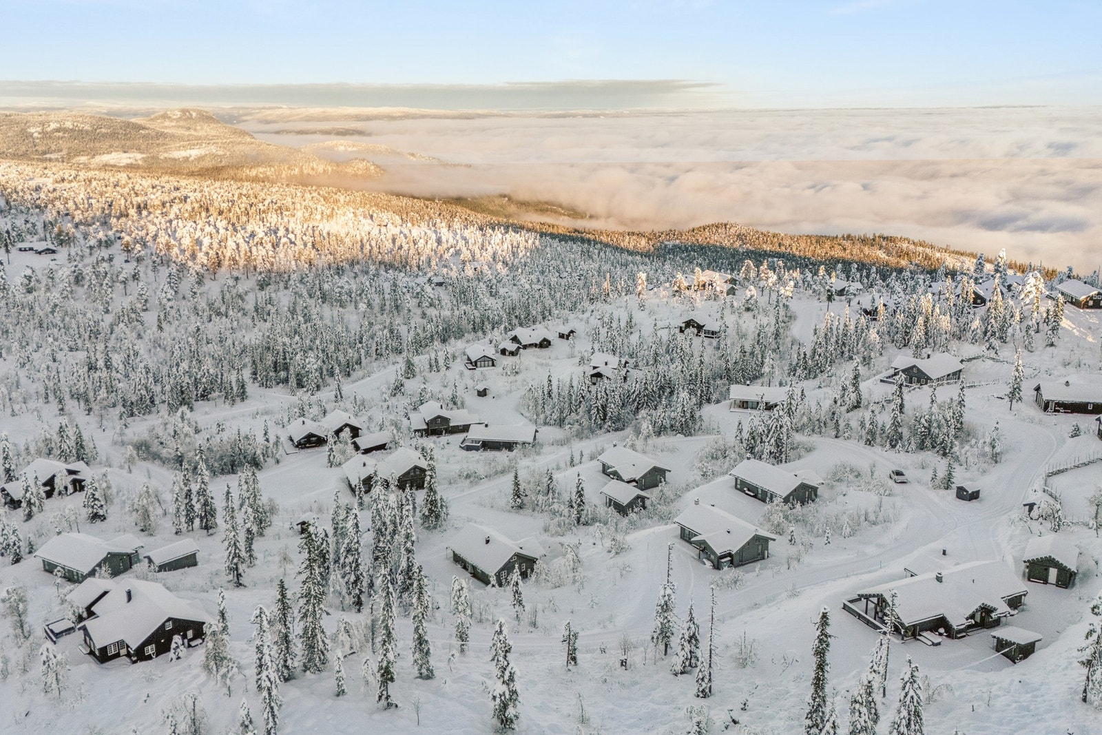 Hytta ligger åpent til i et etablert og rolig hyttefelt på Vikerfjell, med flott utsyn over fjell og natur. Galleribilde