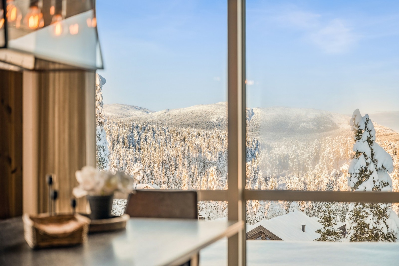 Magisk utsyn mot Vikerfjells vakre landskap - fra stua nyter du fjellet i all slags vær. Galleribilde