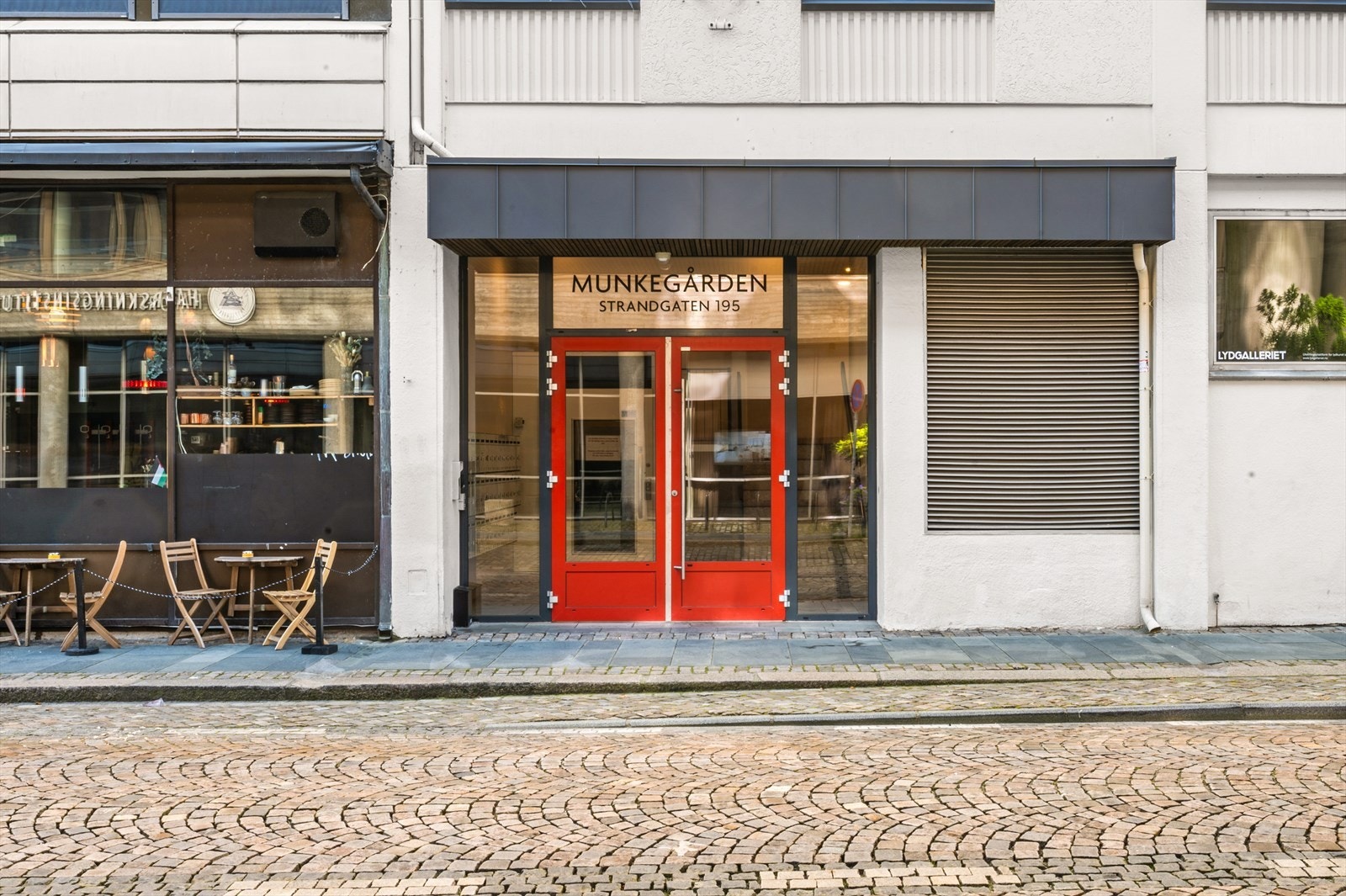 Leiligheten ligger i Strandgaten 195, den optimale beliggenheten for et liv i hjertet av byen, men likevel skjermet fra bystøyen. Galleribilde