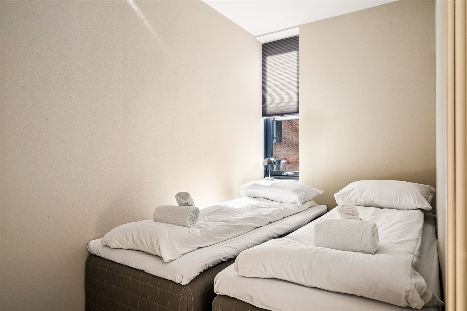 Det andre soverommet har plass til seng, nattbord eller annet ønskelig møblement. Rommet er perfekt som barnerom eller gjesterom. Om man ønsker kan det også være perfekt som hjemmekontor. Galleribilde