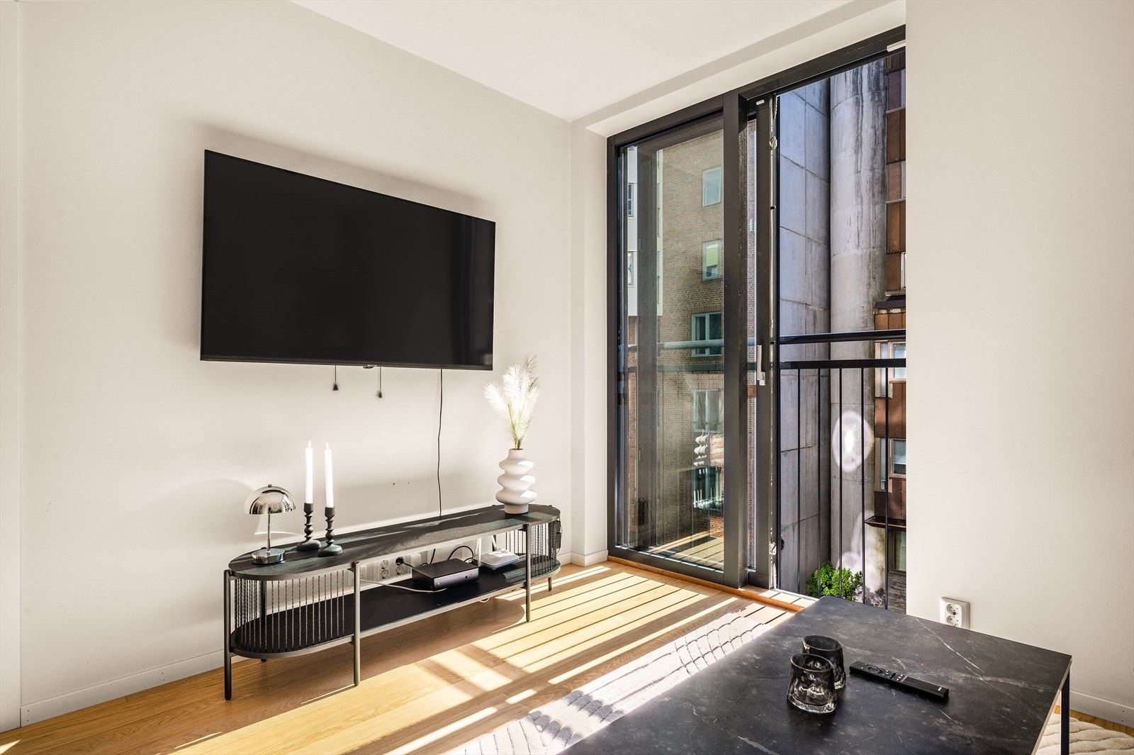 Sørvestvendt fransk balkong i stuen gir leiligheten et eget særpreg. Galleribilde