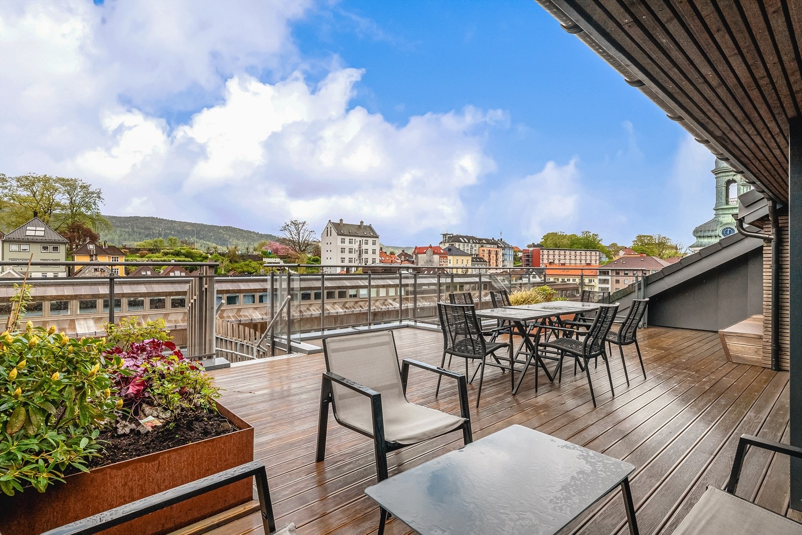 Felles takterrasse med nydelig utsikt og formidable solforhold! Galleribilde