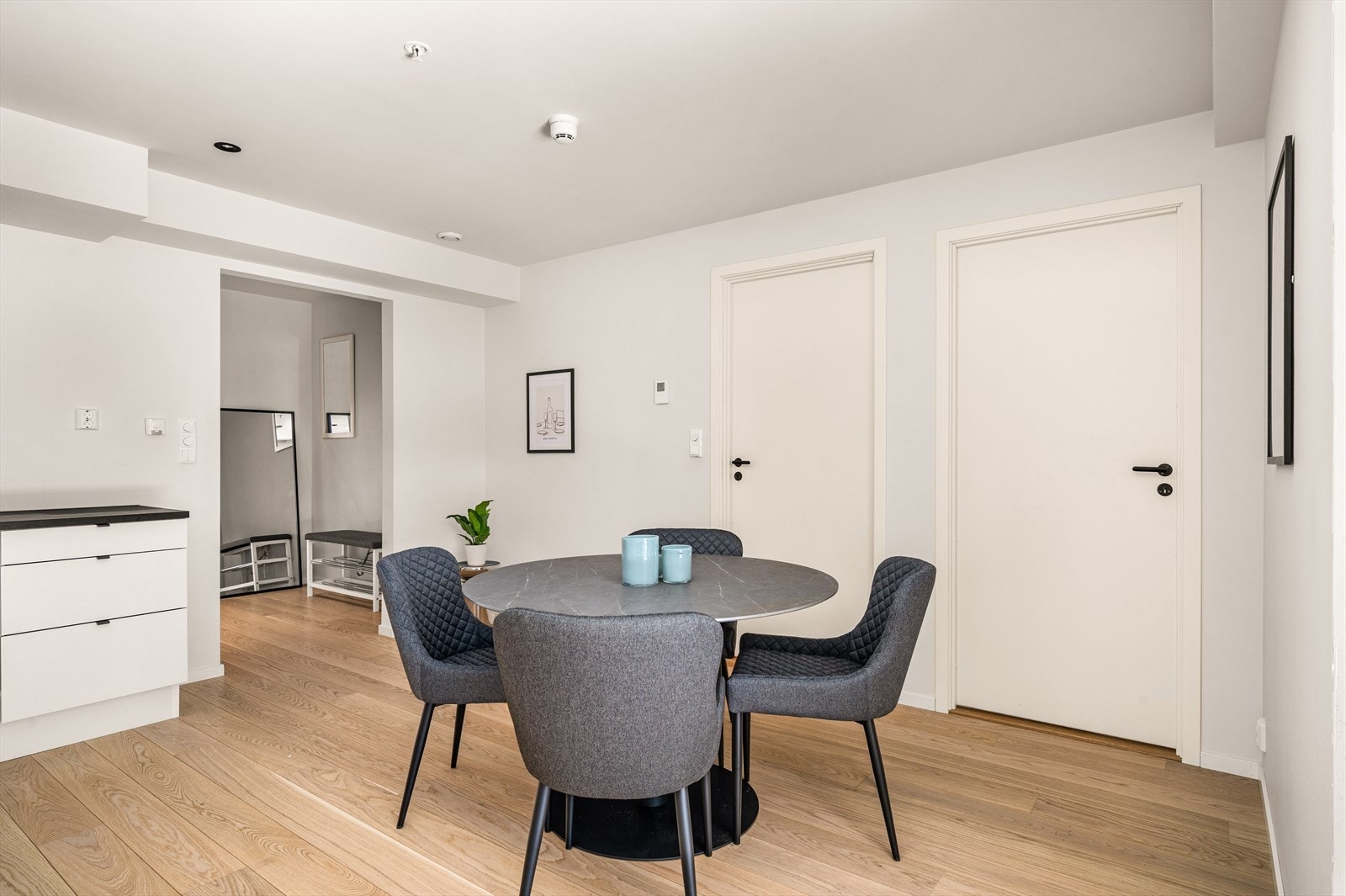 Kjøkken og stue er i åpen løsning noe som gjør det til et hyggelig og meget sosialt oppholdsrom. Galleribilde