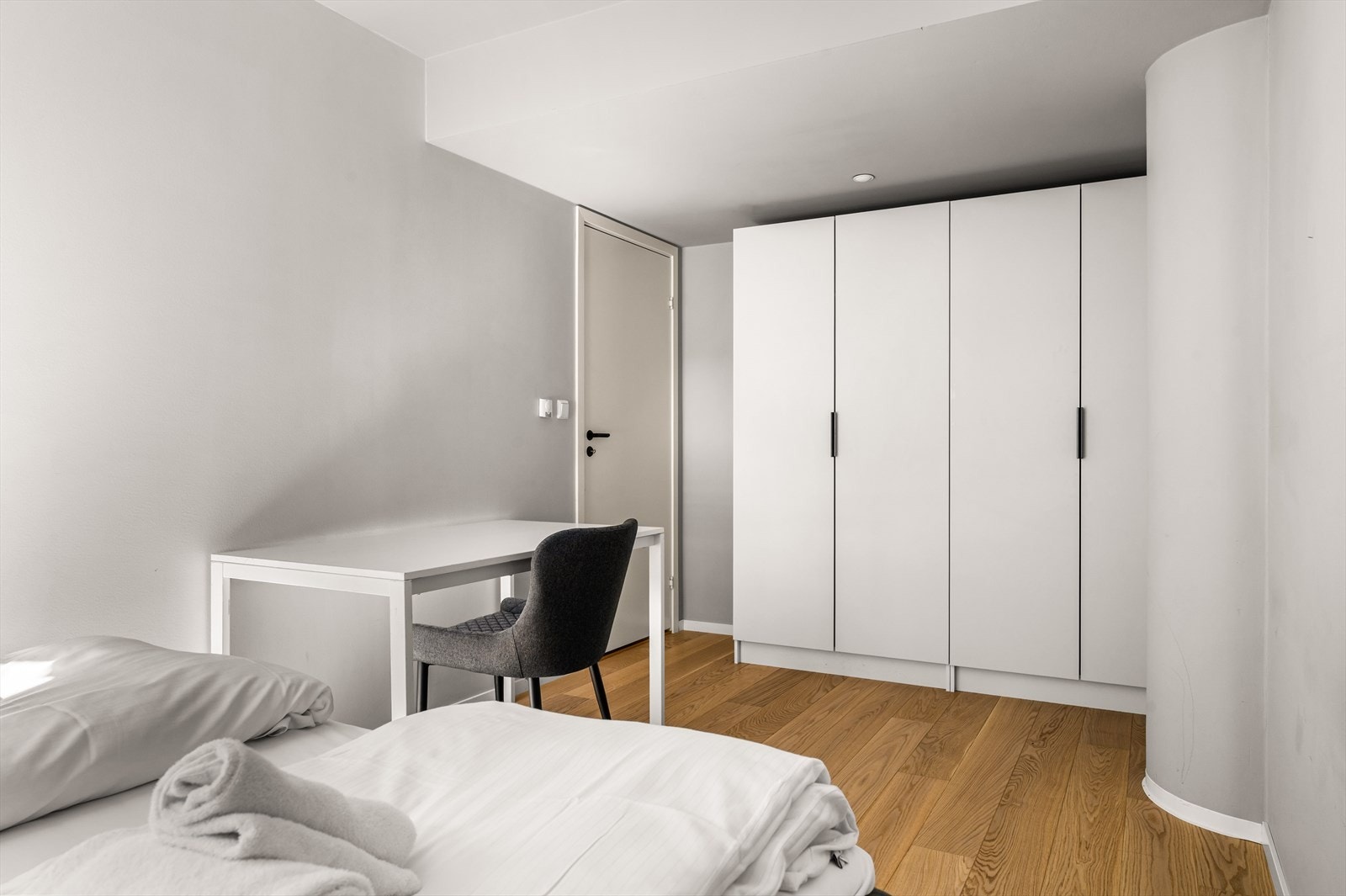 Hovedsoverommet er romslig med god plass til både dobbeltseng, nattbord eller annet ønskelig møblement. Det er garderobeskap langs vegg med oppbevaringsplass til bekledning og diverse. Galleribilde