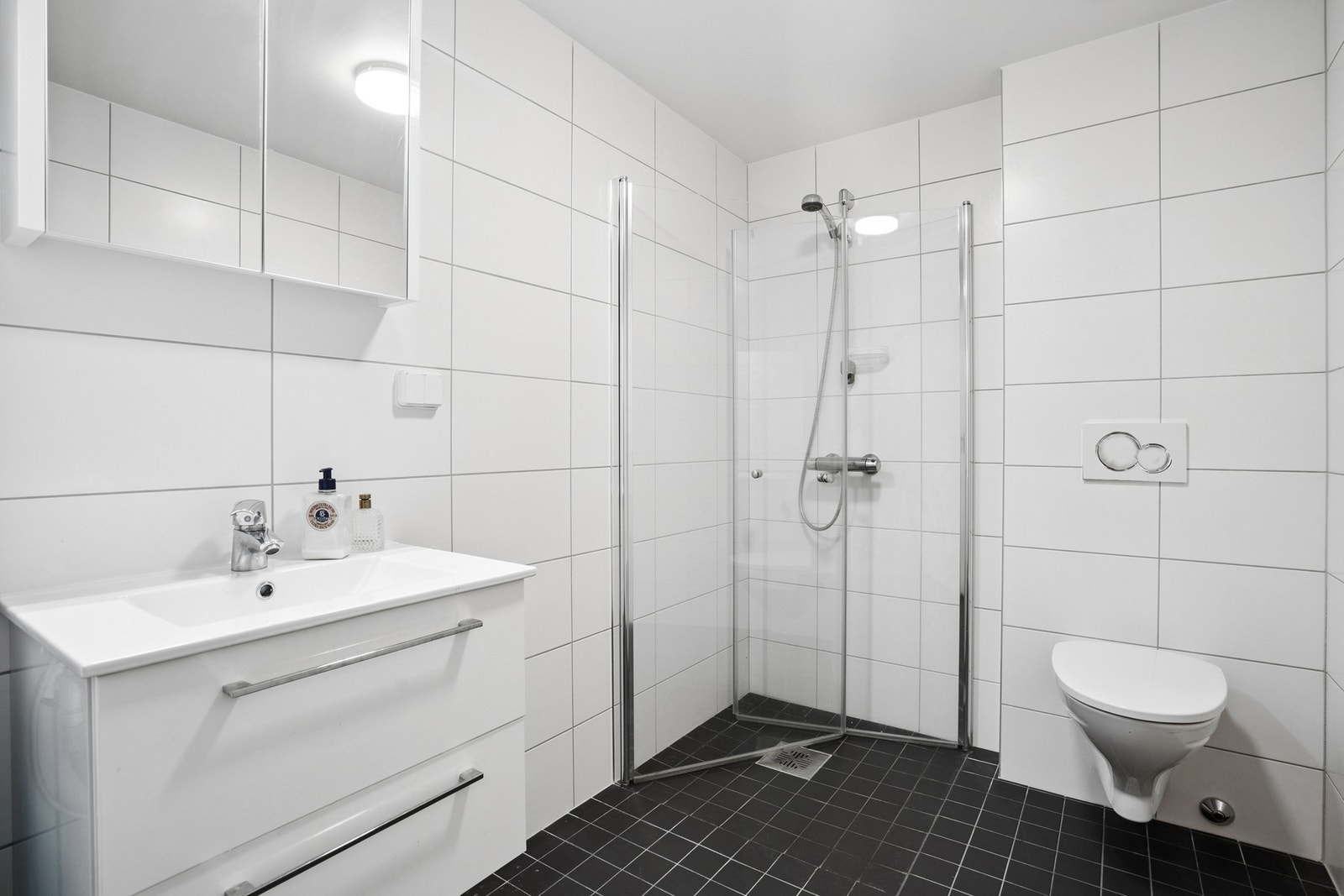 Moderne bad som har fliser både på gulv og vegger. Galleribilde