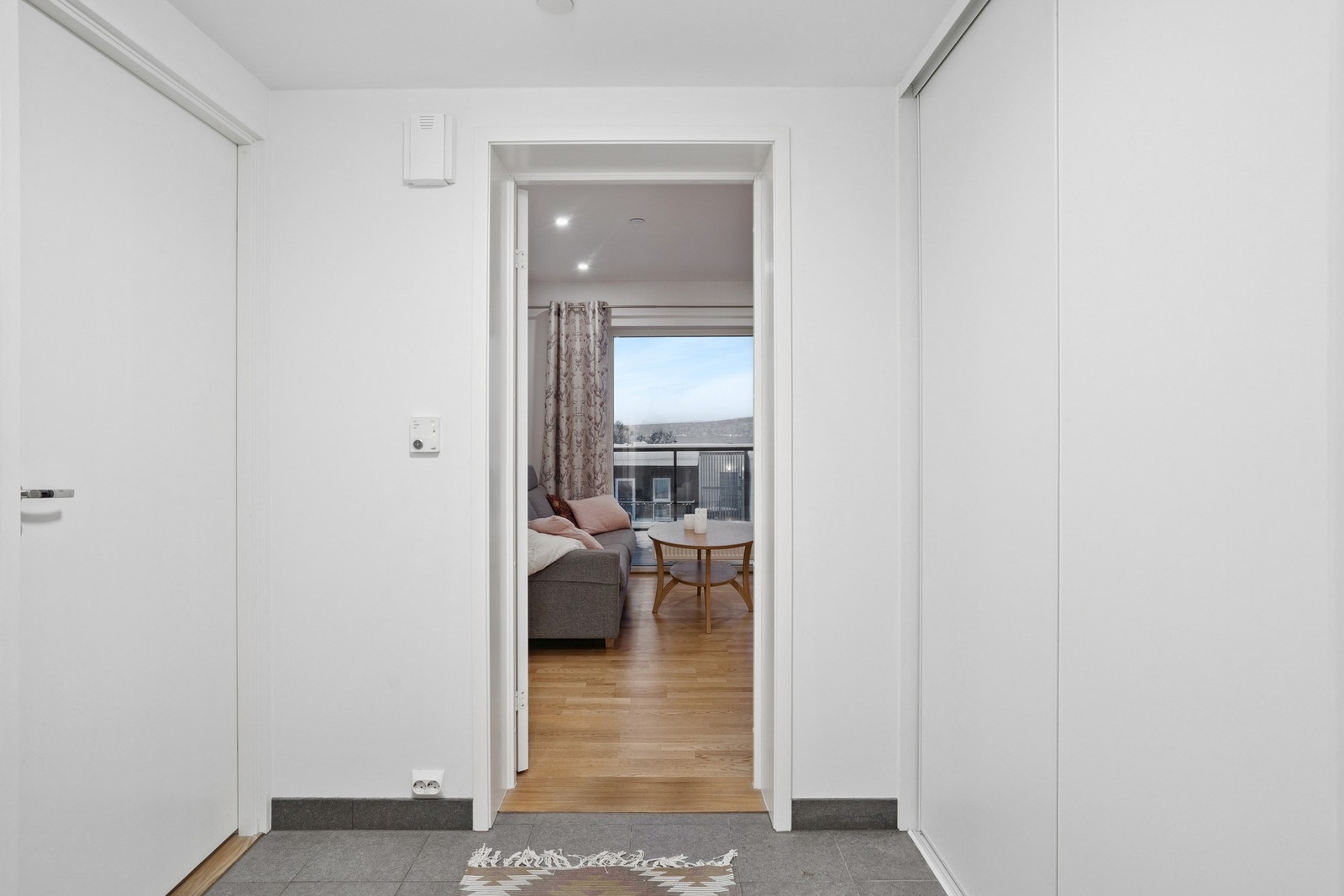 Romslig entre i lyse farger. Galleribilde