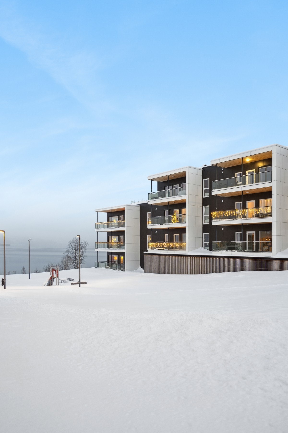 Det er kort vei til alle nødvendige fasiliteter som dagligvarebutikk, kiosk m.m., skole, barnehage, rekreasjonsområder som sjø- og fjære, busstopp og flott turterreng. Galleribilde