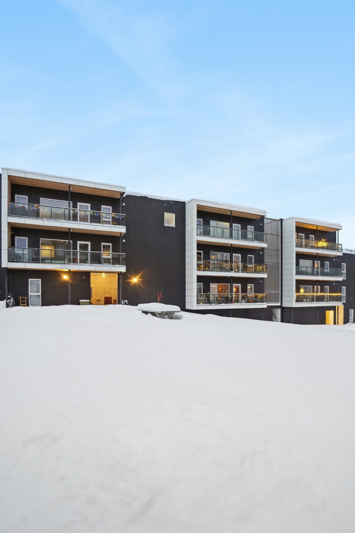 Leiligheten ligger i byggets toppetasje. Galleribilde