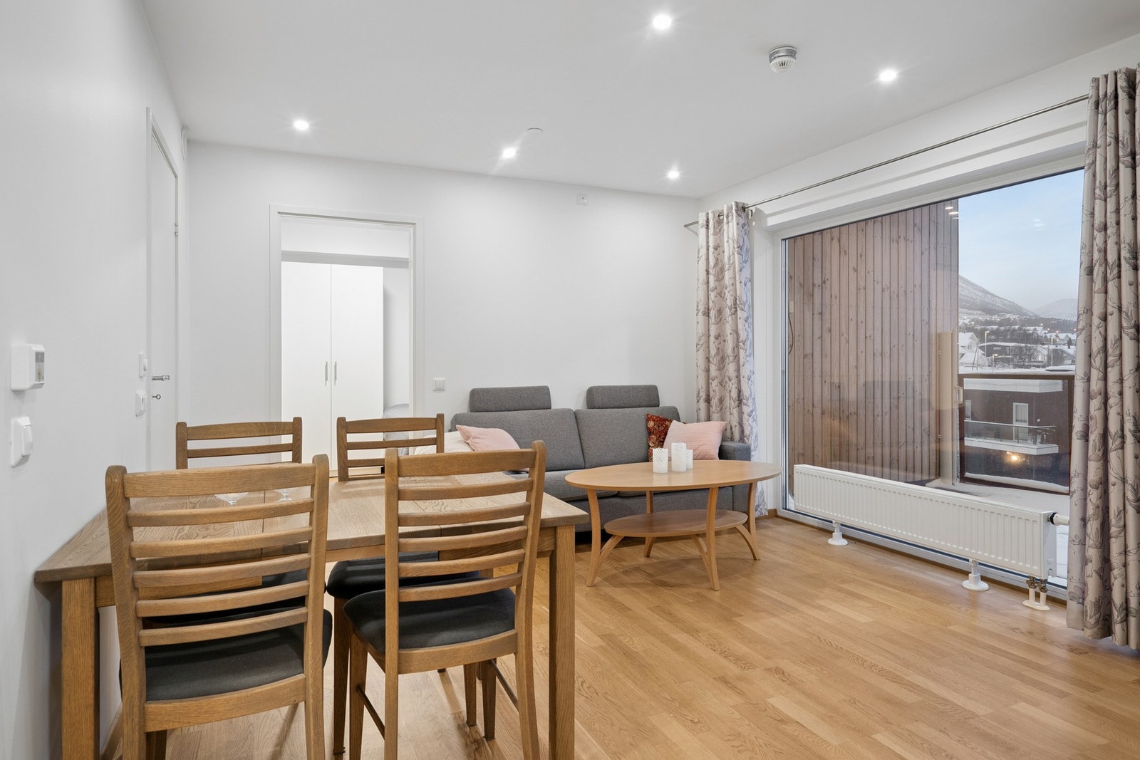 Fra stuen er det utgang til veranda. Galleribilde