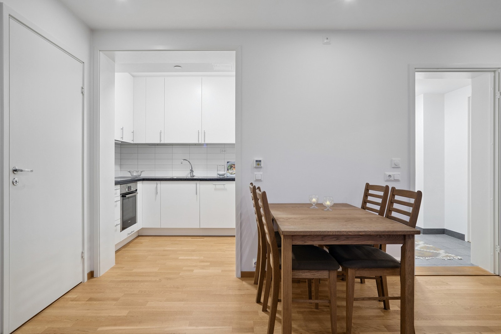 Kjøkkenet har en egen sone i leiligheten. Galleribilde