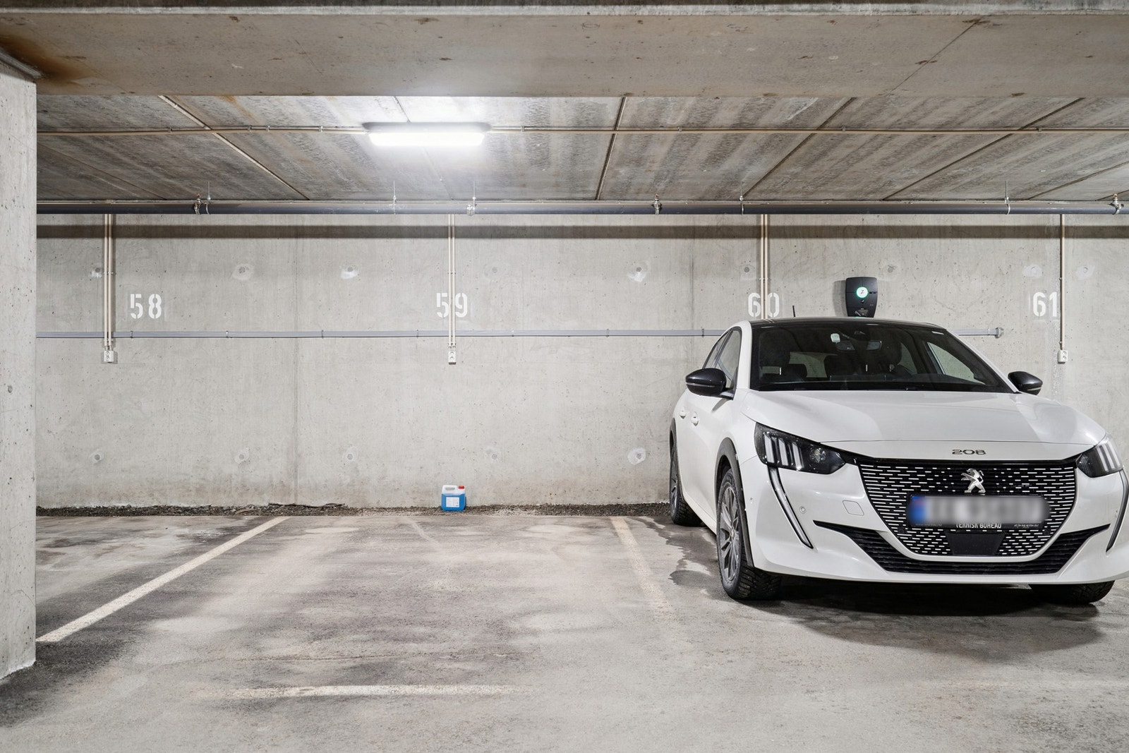 Egen biloppstillingsplass i felles garasjeanlegg. Galleribilde