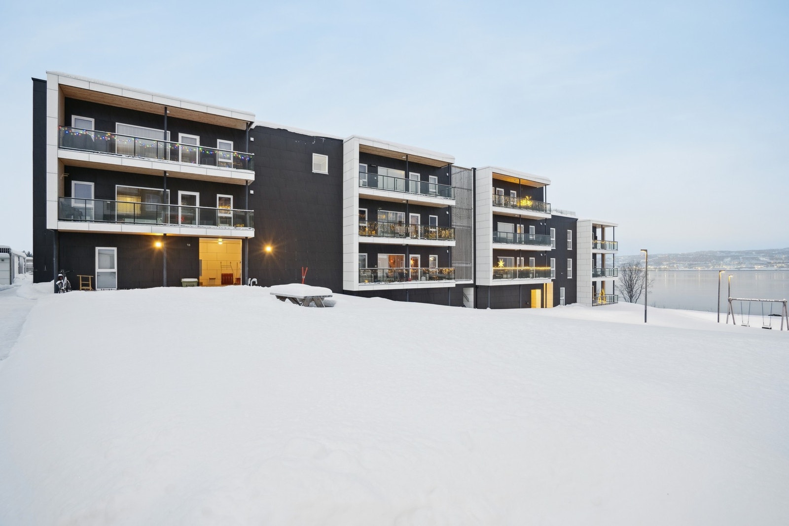 Gullvegen ligger ved sjøen på fastlandssiden ved Kroken. Galleribilde