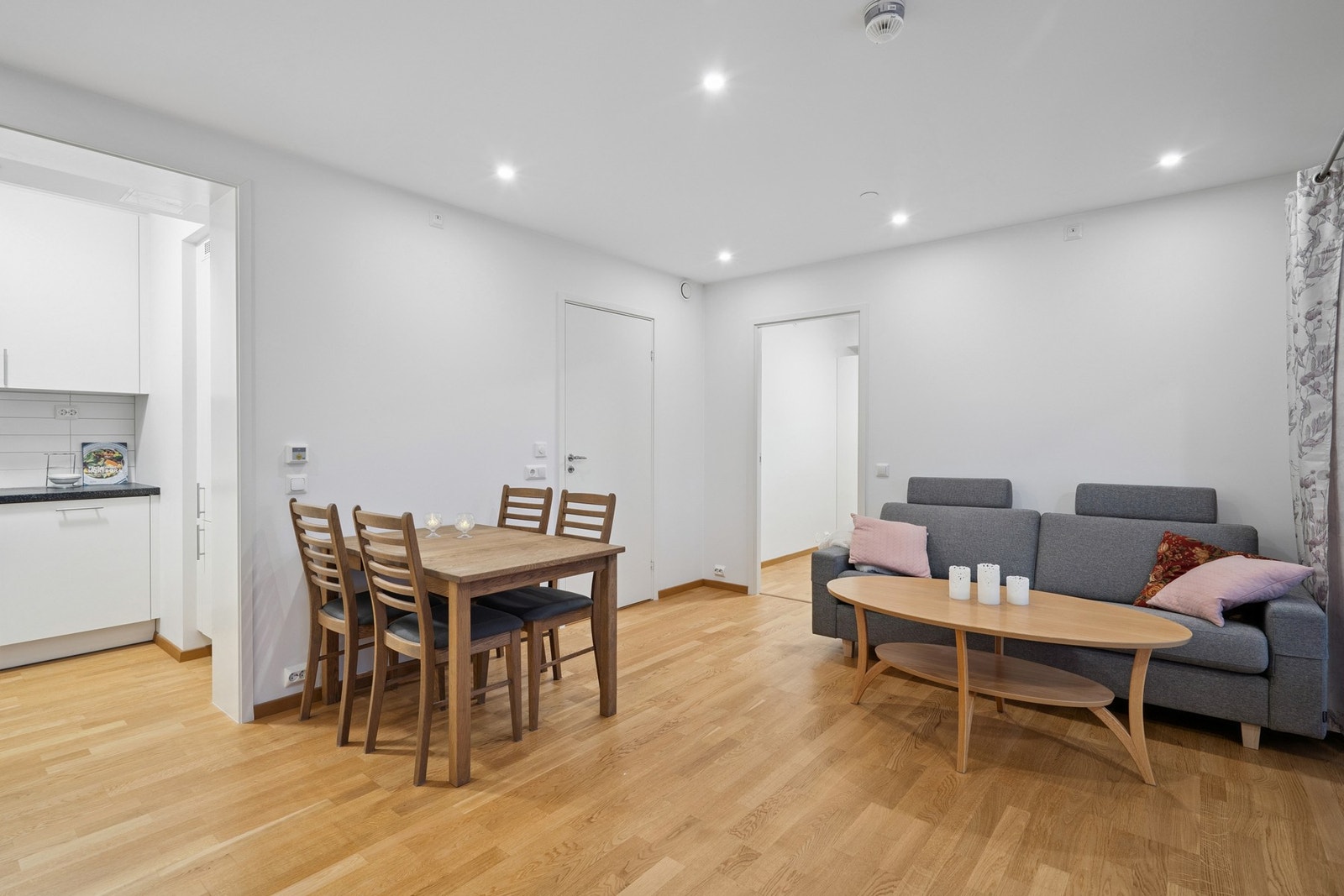 Hele leiligheten har en nøytral fargepalett. Galleribilde