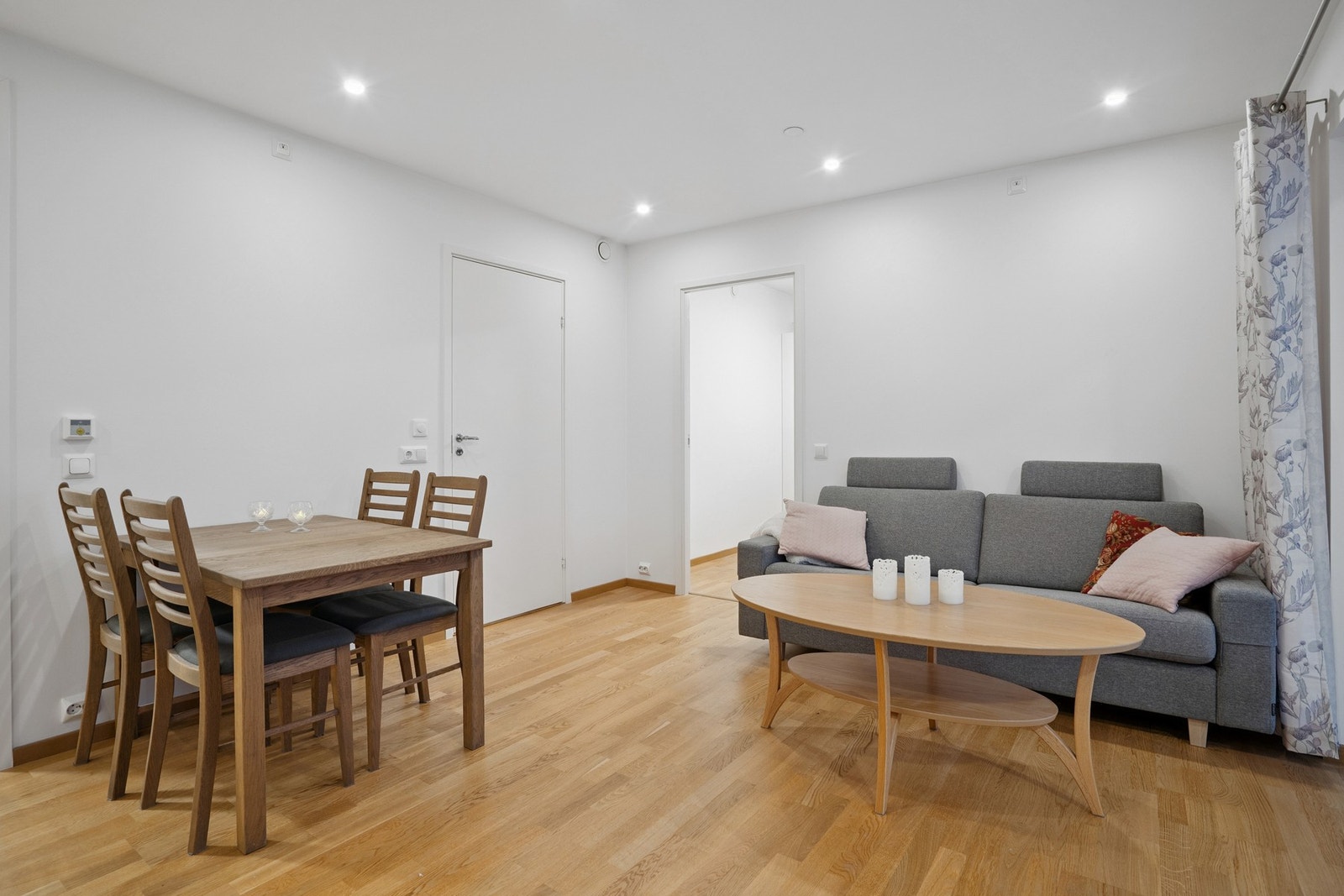 Her er det plass både til en sofagruppe og et godt spisebord. Galleribilde