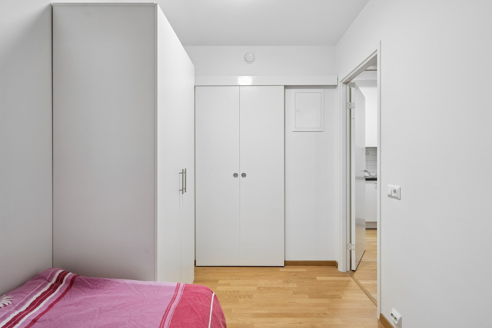 Det er etablert garderobeskap på begge soverommene. Galleribilde