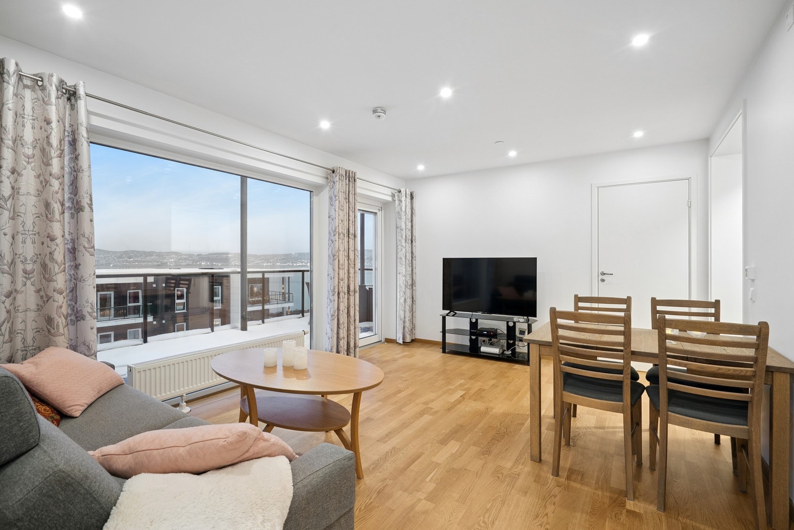 Lys og luftig stue med store vindusflater. Galleribilde