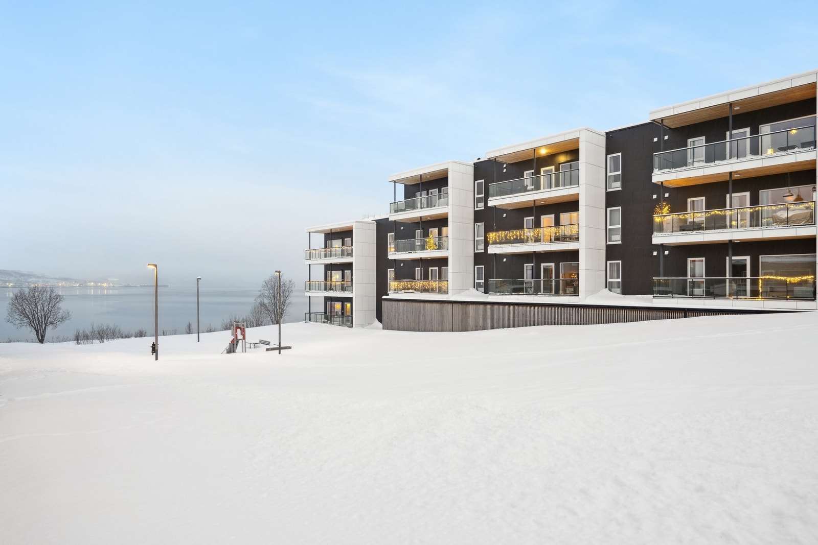 Leiligheten har en fin plassering i bygget med god solgang og nydelig sjøutsikt! Galleribilde