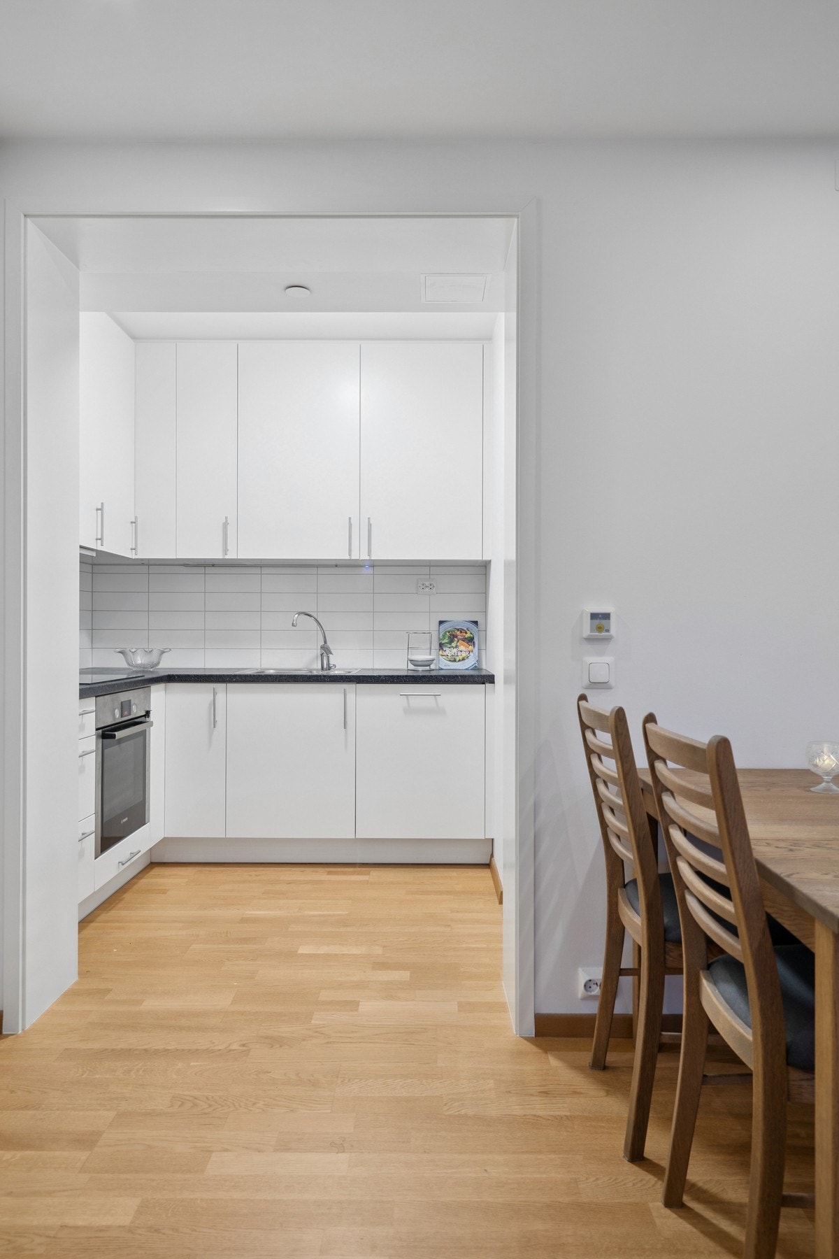 Det medfølger integrerte hvitevarer på kjøkkenet. Galleribilde