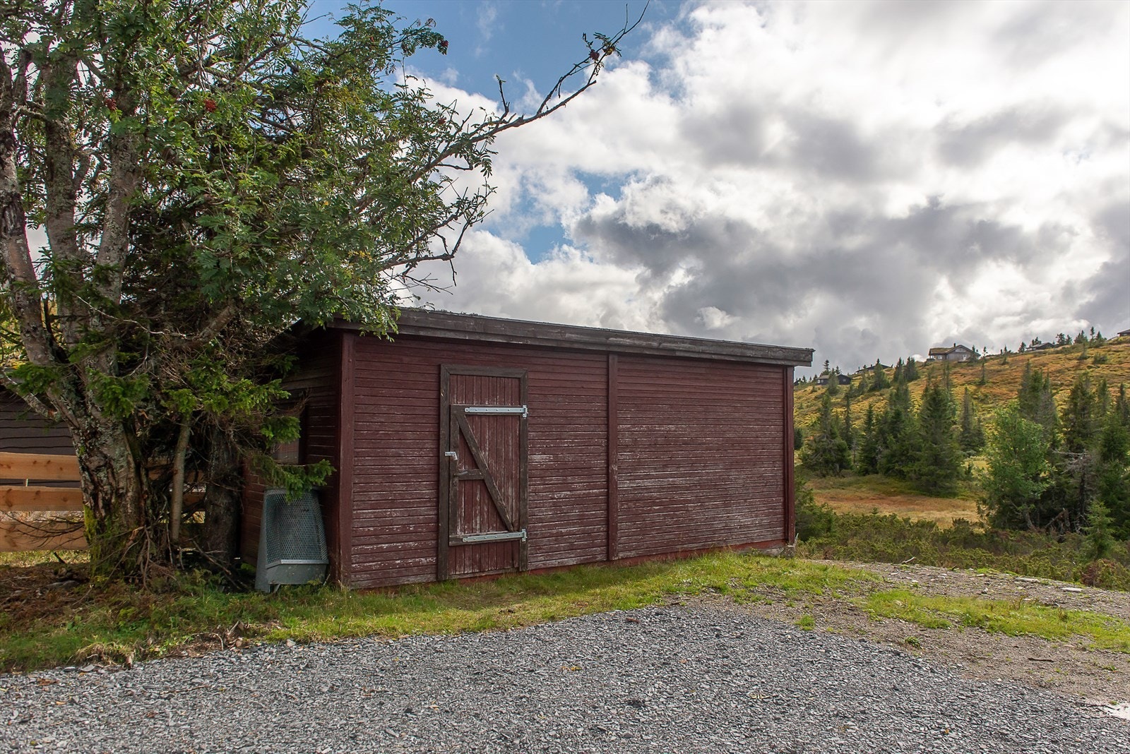 Eiendommen har også et enkelt uthus med vedbod og utedo. Galleribilde