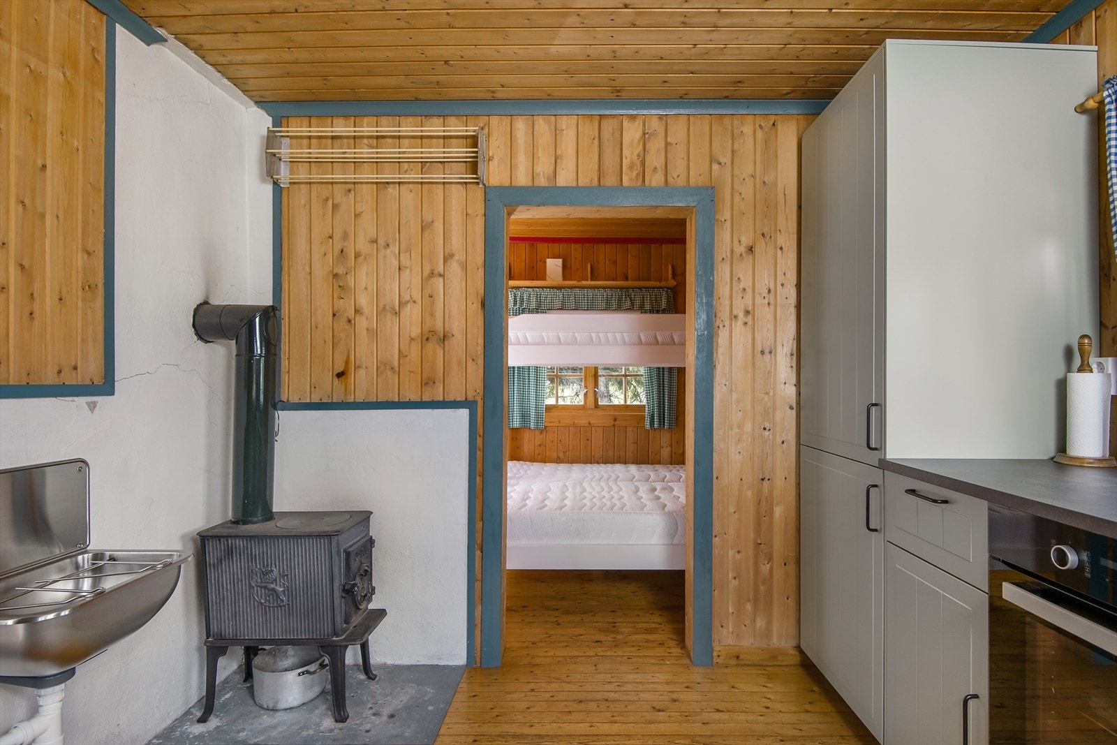 Vedovn på kjøkkenet for god varme. Strøm er innlagt så hytta varmes i tillegg opp med elketrisitet. Galleribilde