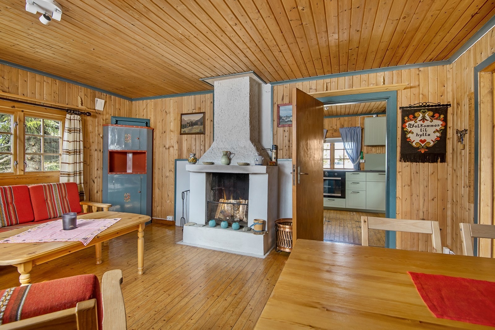 En åpen peis skaper hyggelig stemning på de kaldeste dagene i stua. Galleribilde