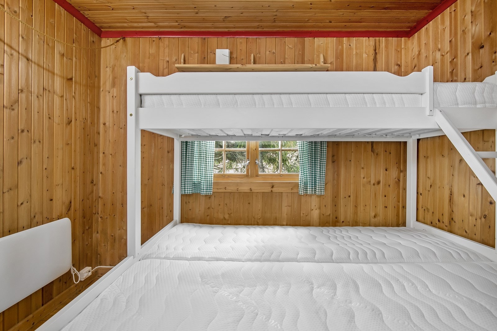 Soverommet er innredet med en familiekøye med nye madrasser. Galleribilde