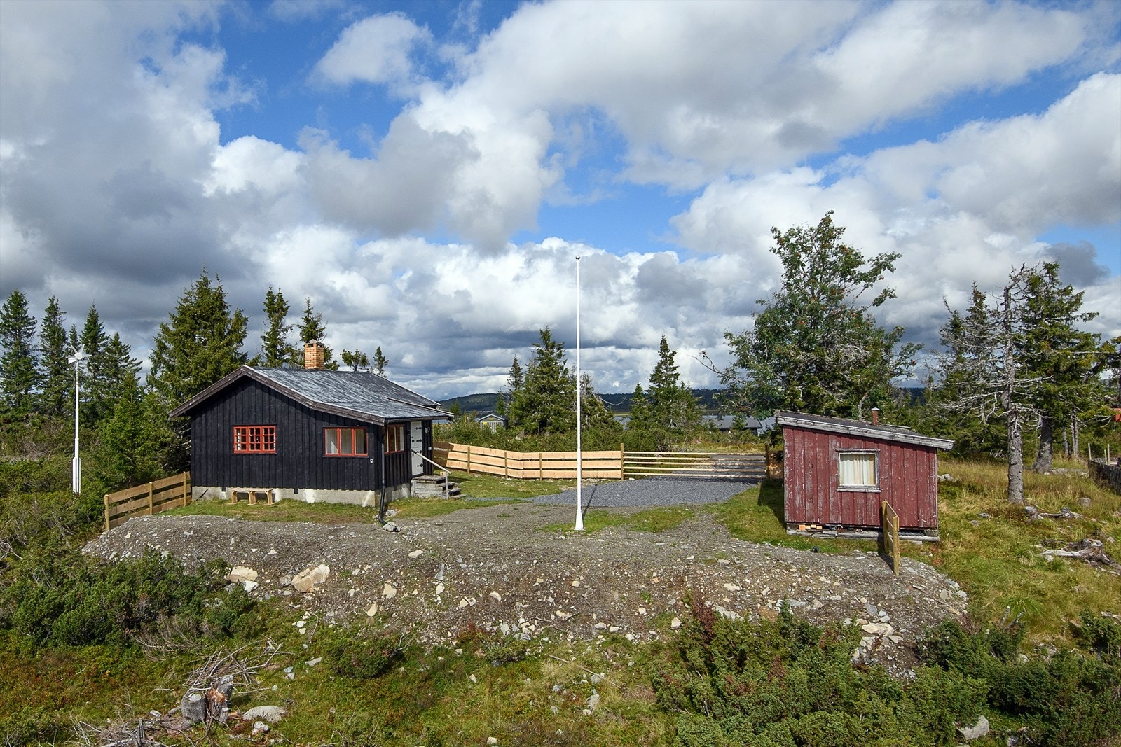 Det er fine solforhold og god utsikt på eiendommen. Galleribilde