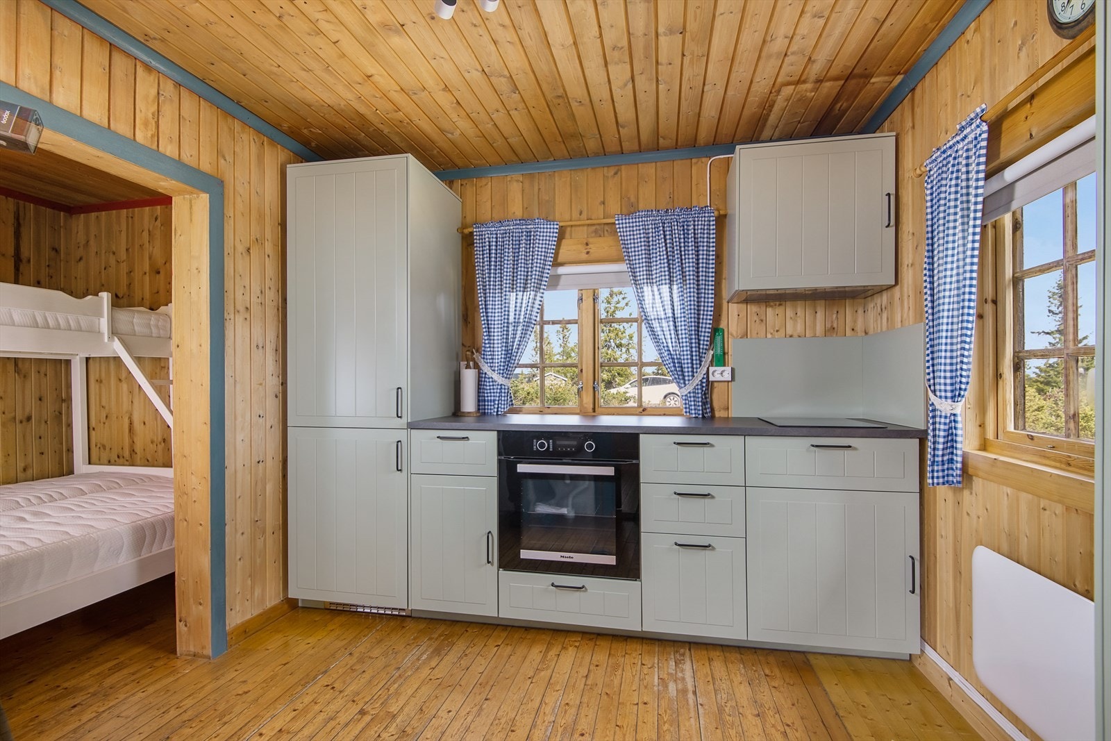 Kjøkkenet har ny, ubrukt og moderne innredning med integrerte hvitevarer. Galleribilde