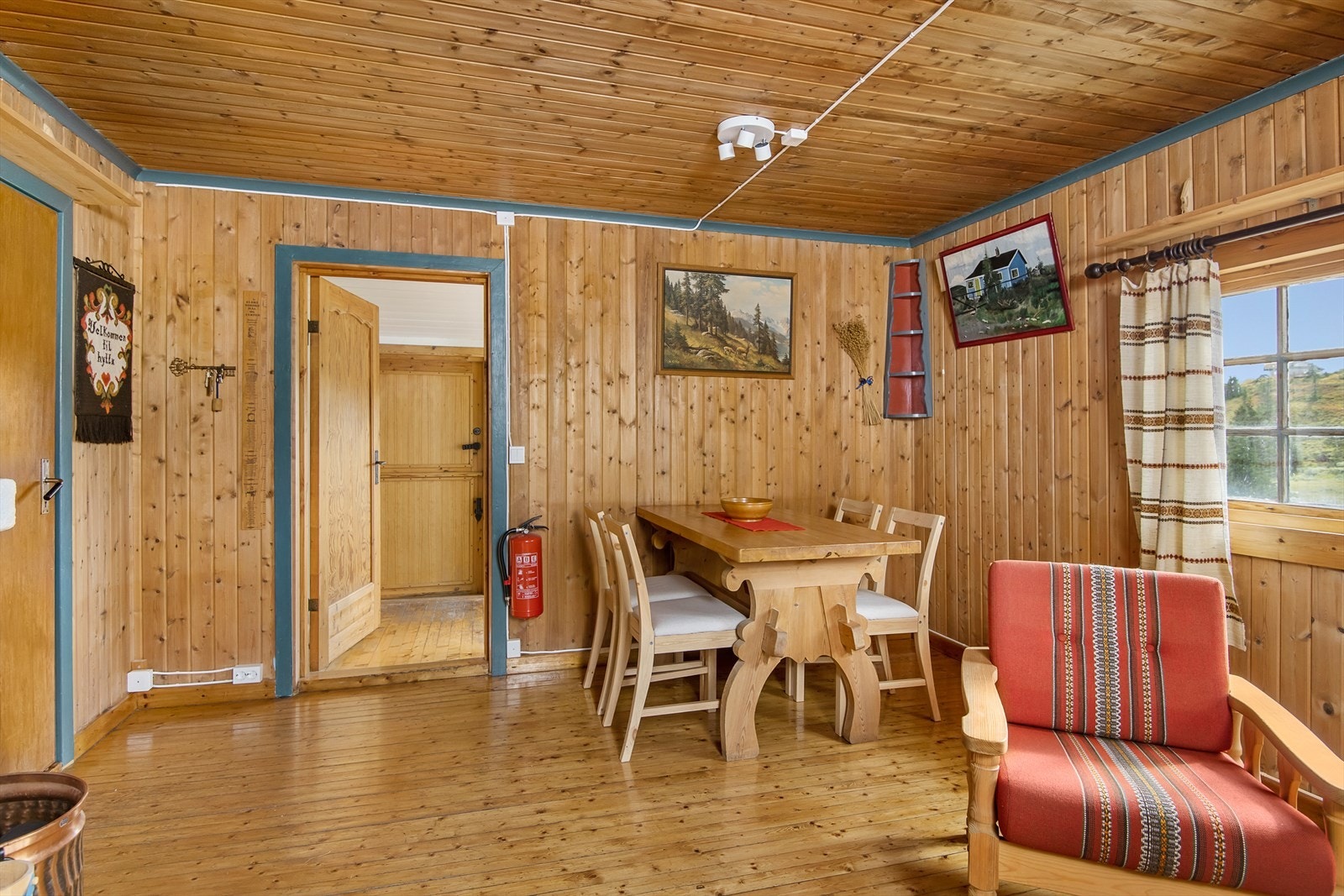 Det er plass til både salong og spisebord i stua. Galleribilde