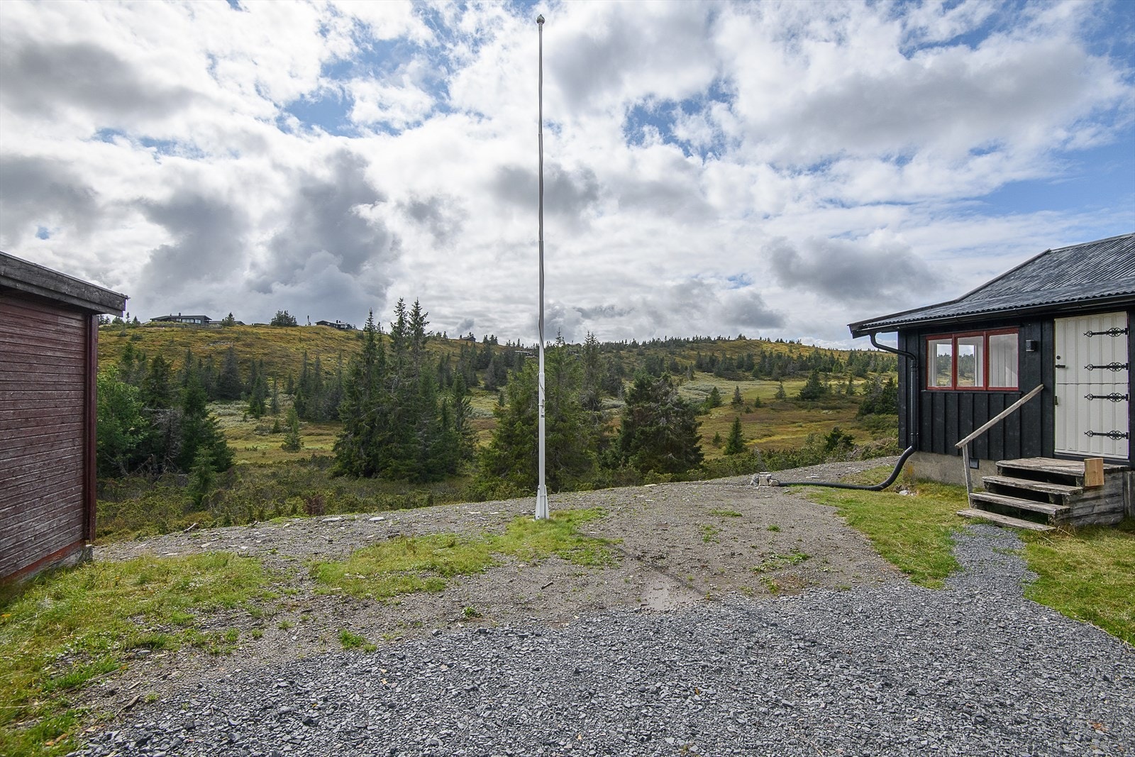 Nydelige omgivelser og fin utsikt utover i fjellheimen. Galleribilde