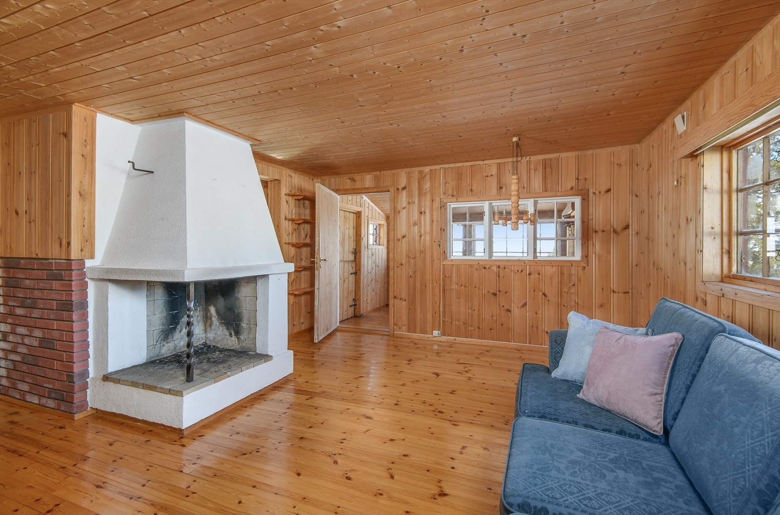 Du kommer inn i stua, via entreen utenfor. Vindu mellom stua og entreen. Galleribilde