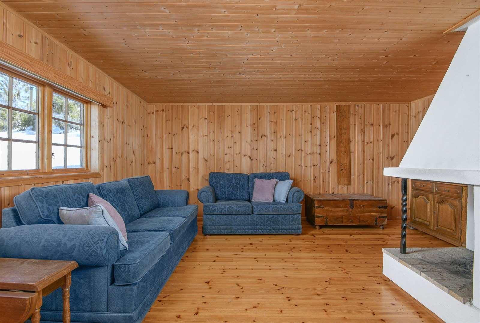 Stua er innredet med salong. Galleribilde