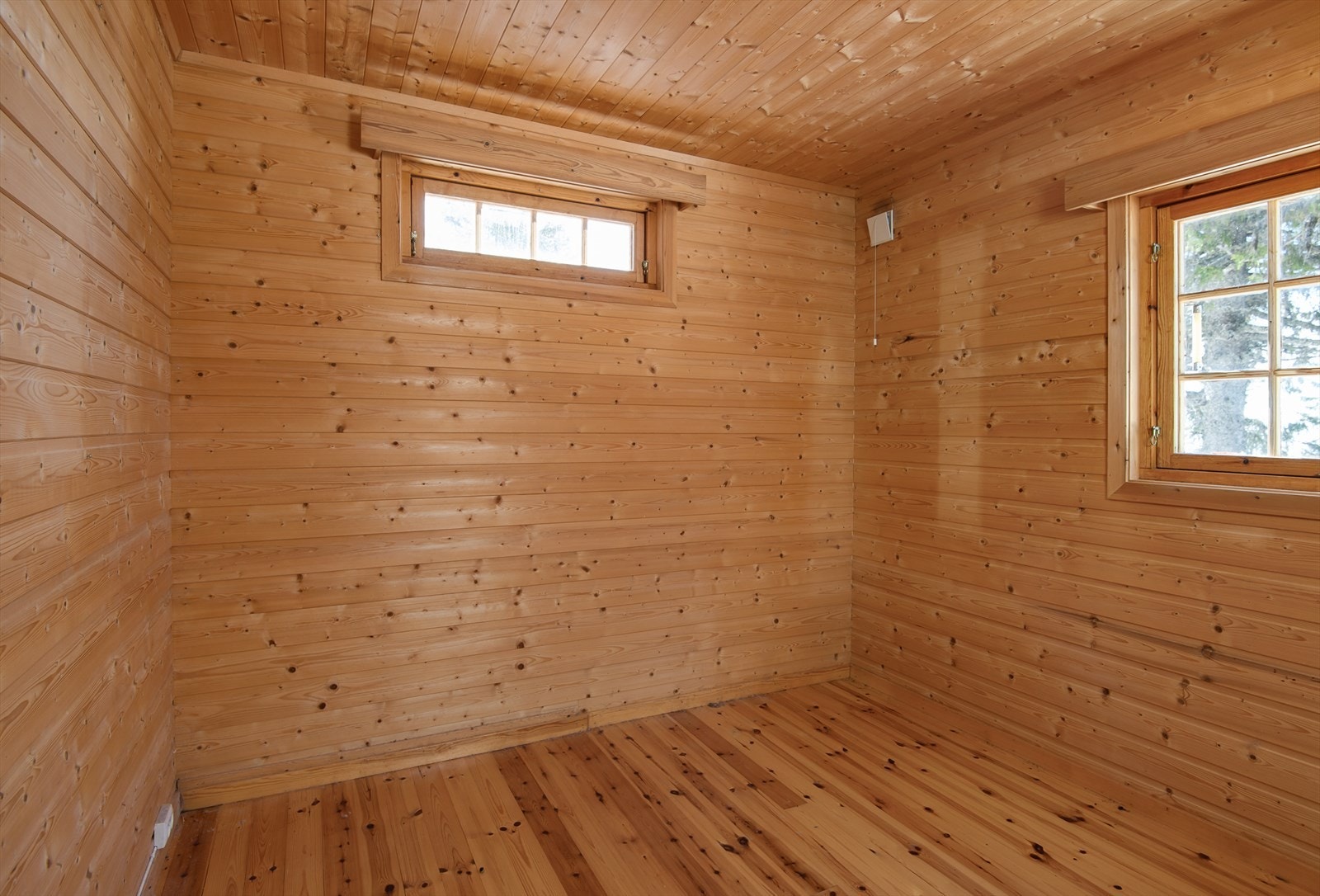 Soverom 2 er kledd med panel på vegger og tak og tar lakkert tregulv. Galleribilde