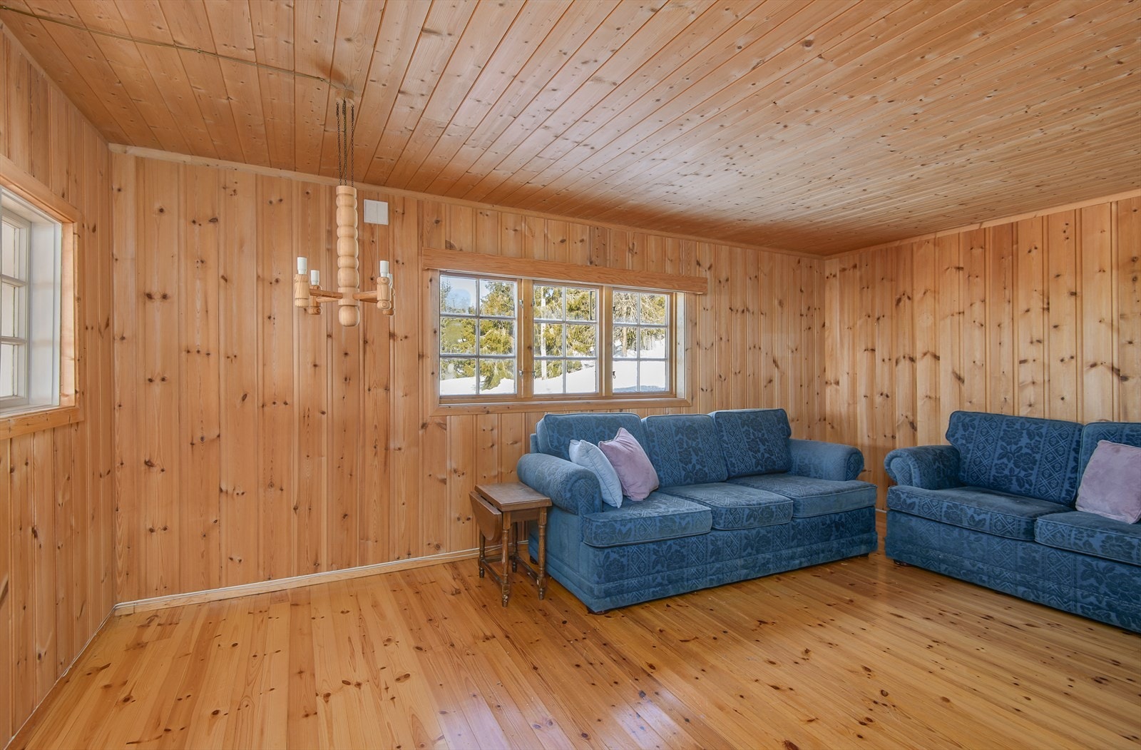 Hytta har tradisjonell stil med tregulv, samt panelte vegger og tak. Galleribilde