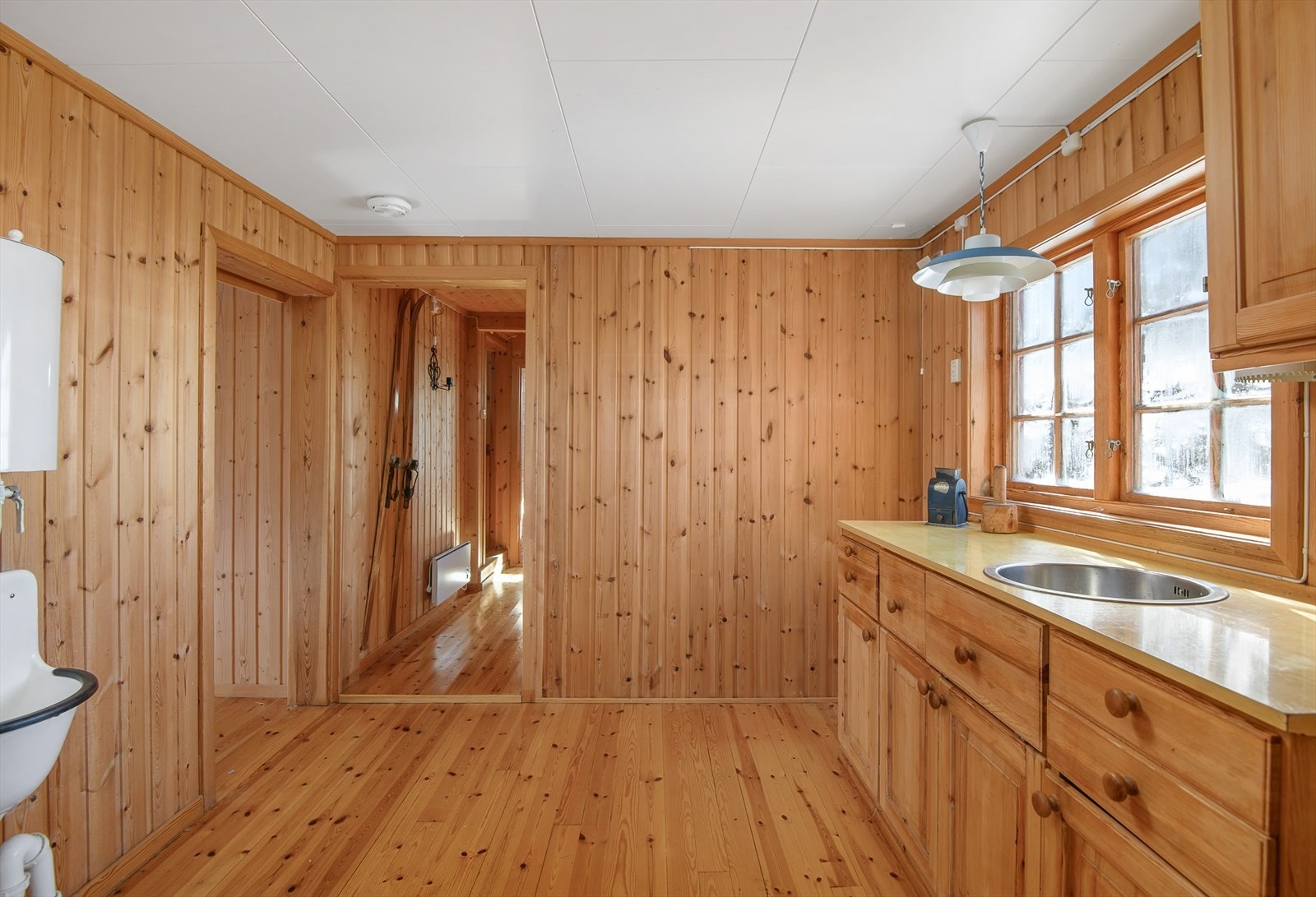 Utslagsvask og oppvaskkum på kjøkkenet. Galleribilde