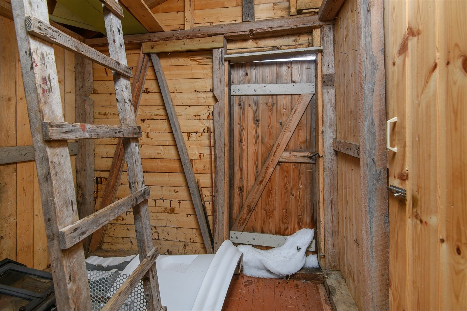 Bod for oppbevaring av utstyr og ved. Galleribilde