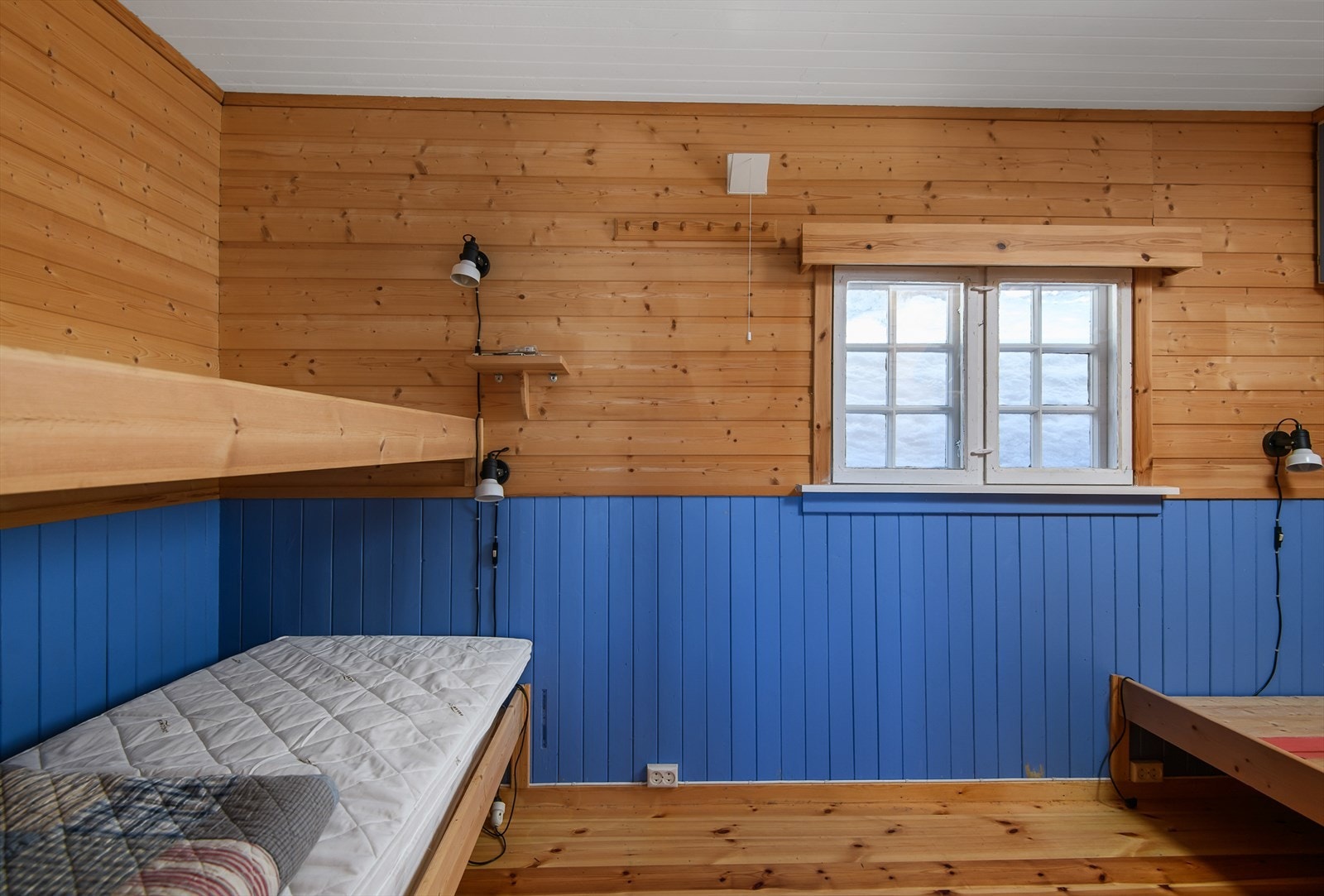 Soverom 1 med plassbygde senger. Malt brystning og liggende panel på veggene. Galleribilde