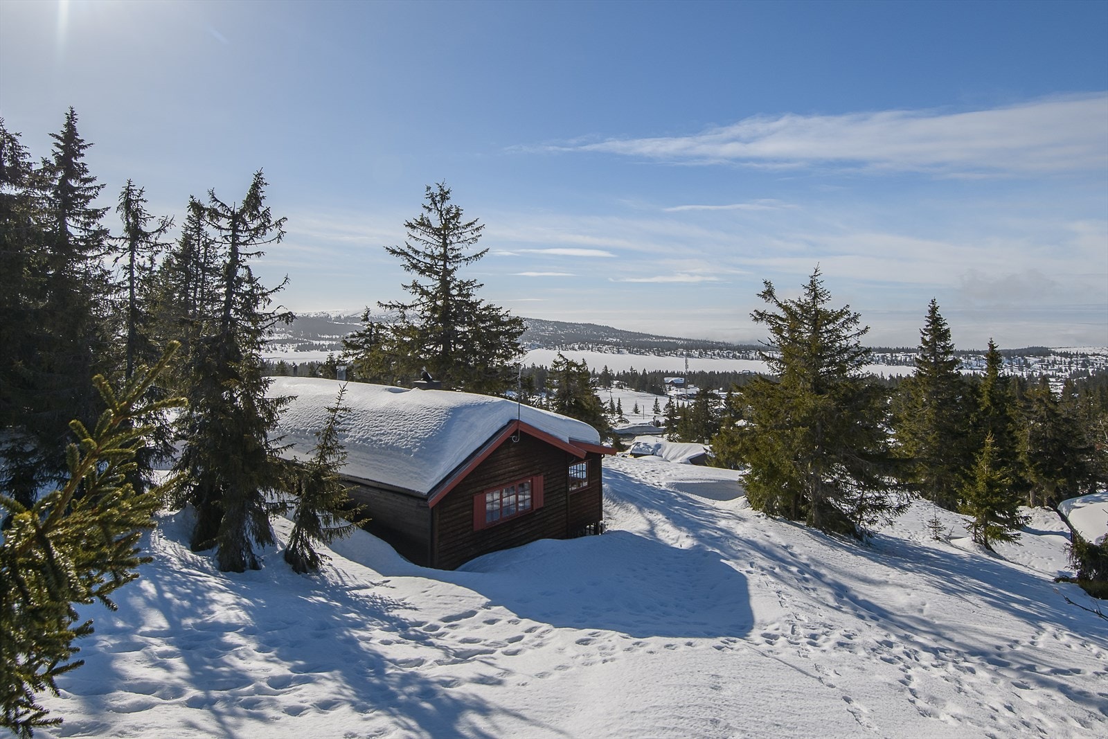 Eiendommen ligger forholdsvis usjenert til og skjermet for innsyn. Galleribilde