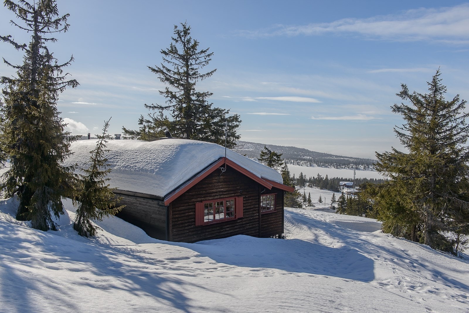 Eldre, enkel hytte på svært attraktiv tomt. Galleribilde