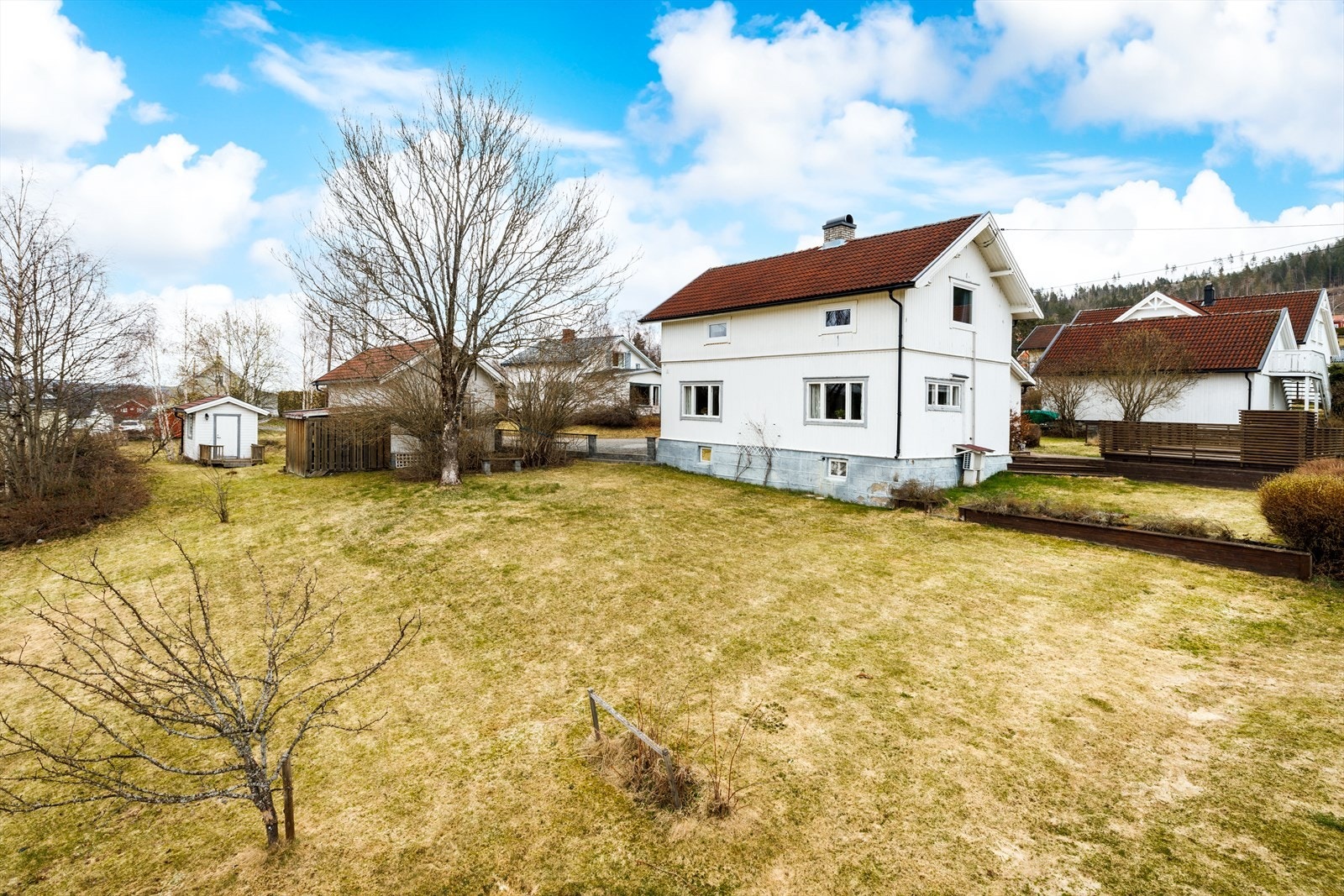Romslig opparbeidet hage nedenfor boligen. Her kan barna leke fritt, og uten bekymringer. Galleribilde