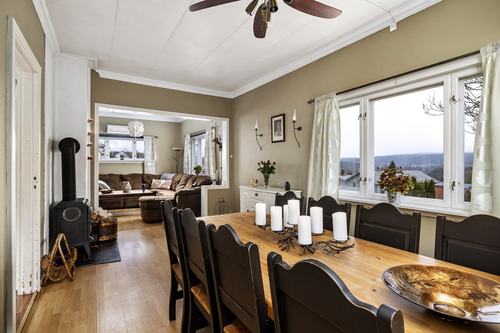 Spisestue med plass til stort bord. Galleribilde