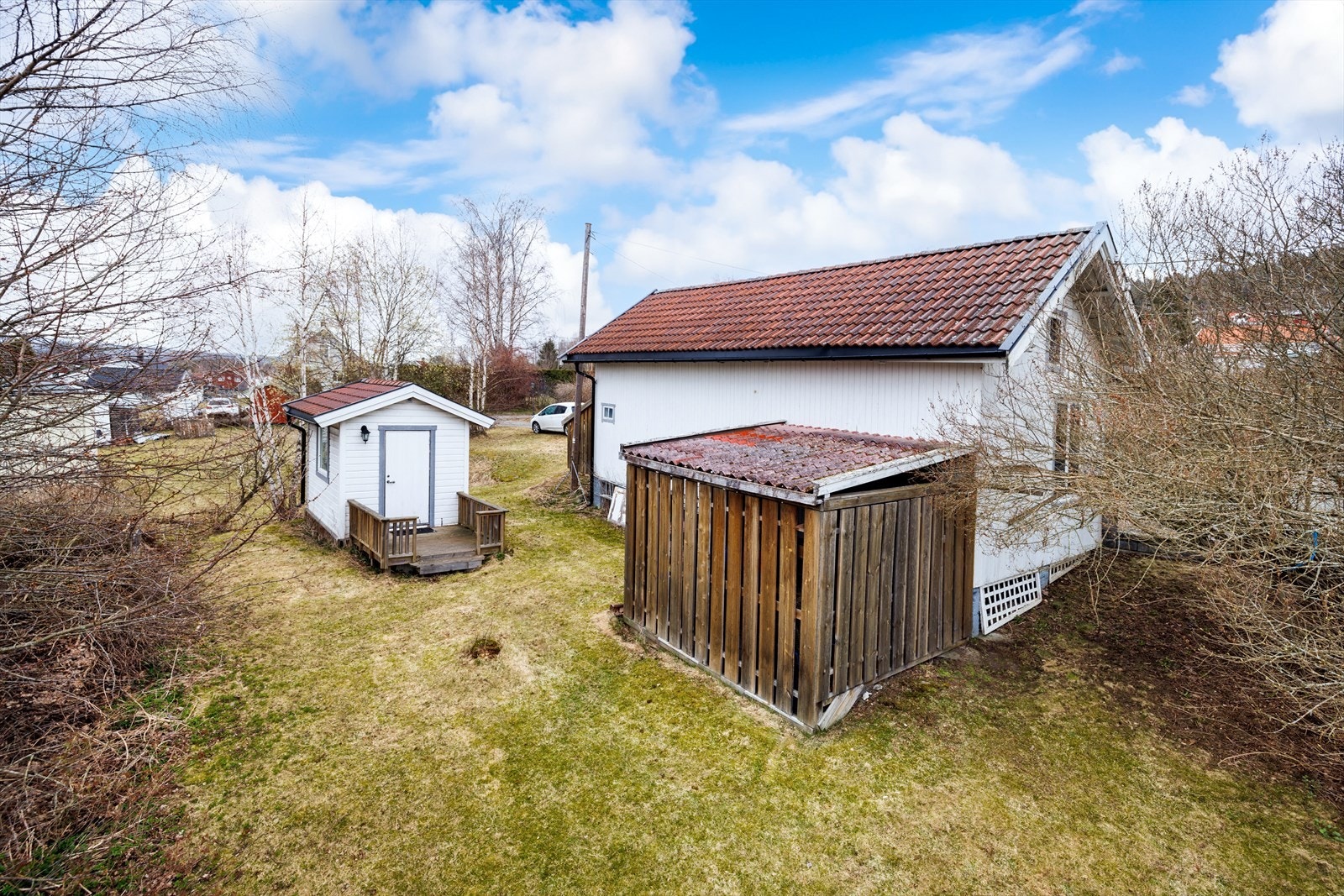 Bak garasjen finner man en dukkestue og lagringsbod. Galleribilde