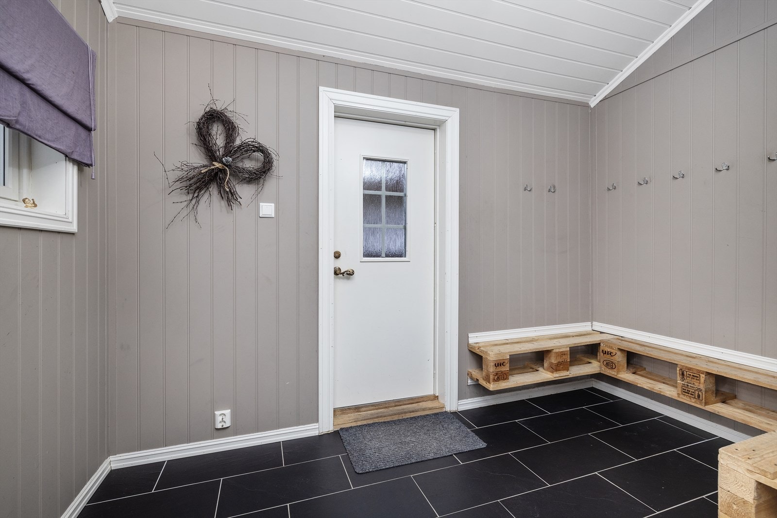 Romslig entré med gode oppbevaringsmuligheter. Galleribilde